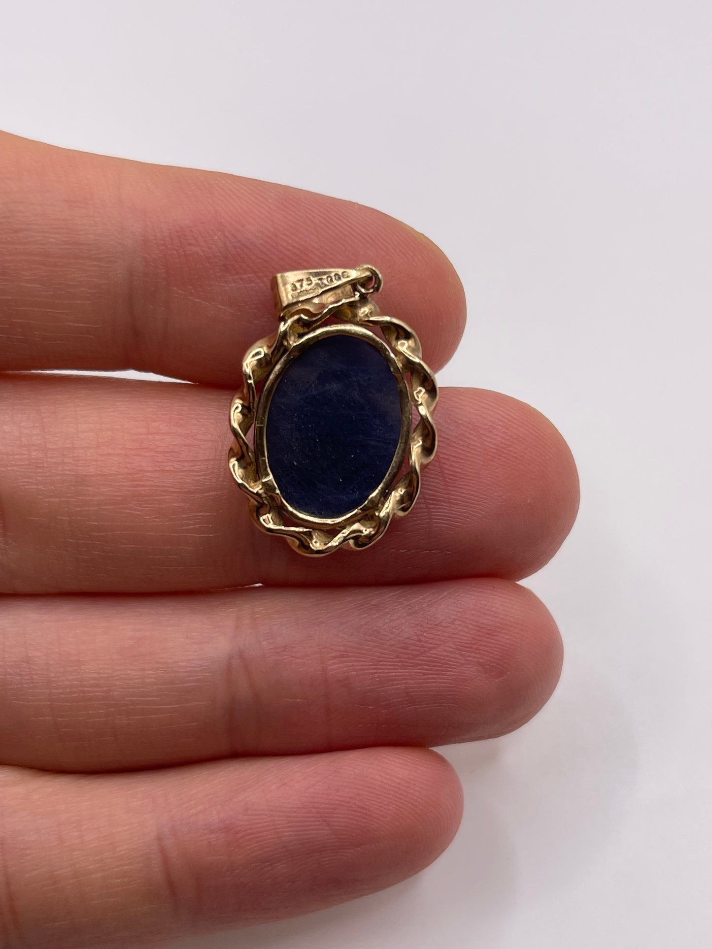 9ct gold sapphire pendant