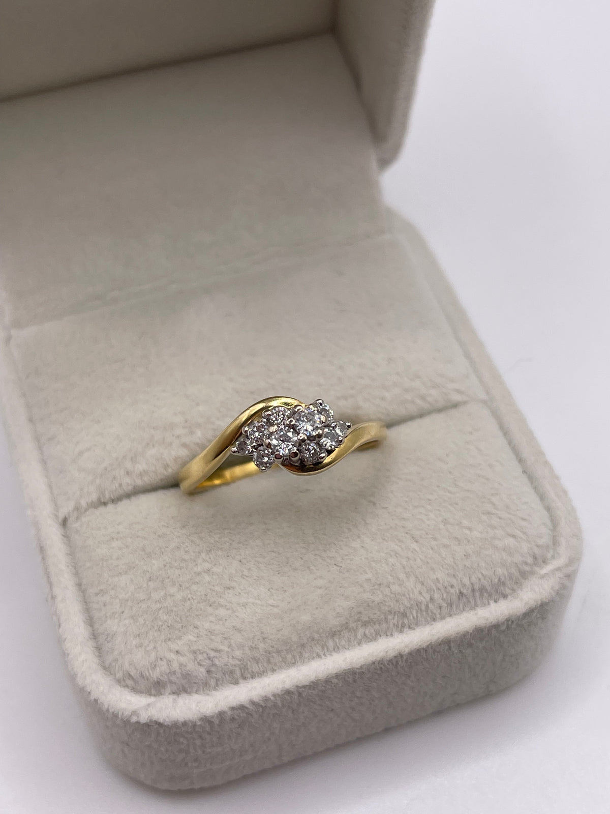 18ct gold diamond cluster ring