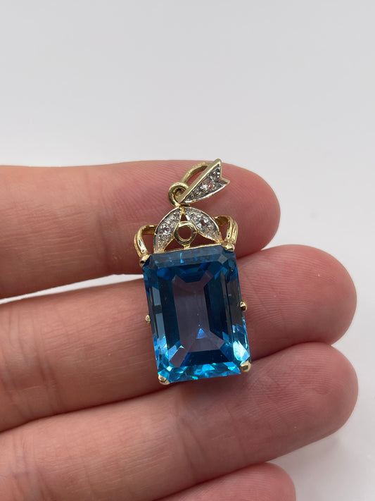 9ct gold topaz pendant