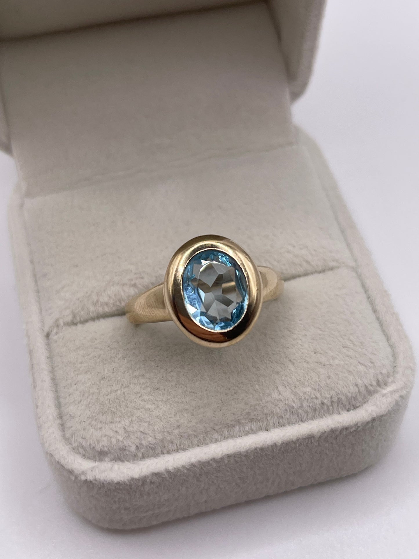 9ct gold blue topaz ring