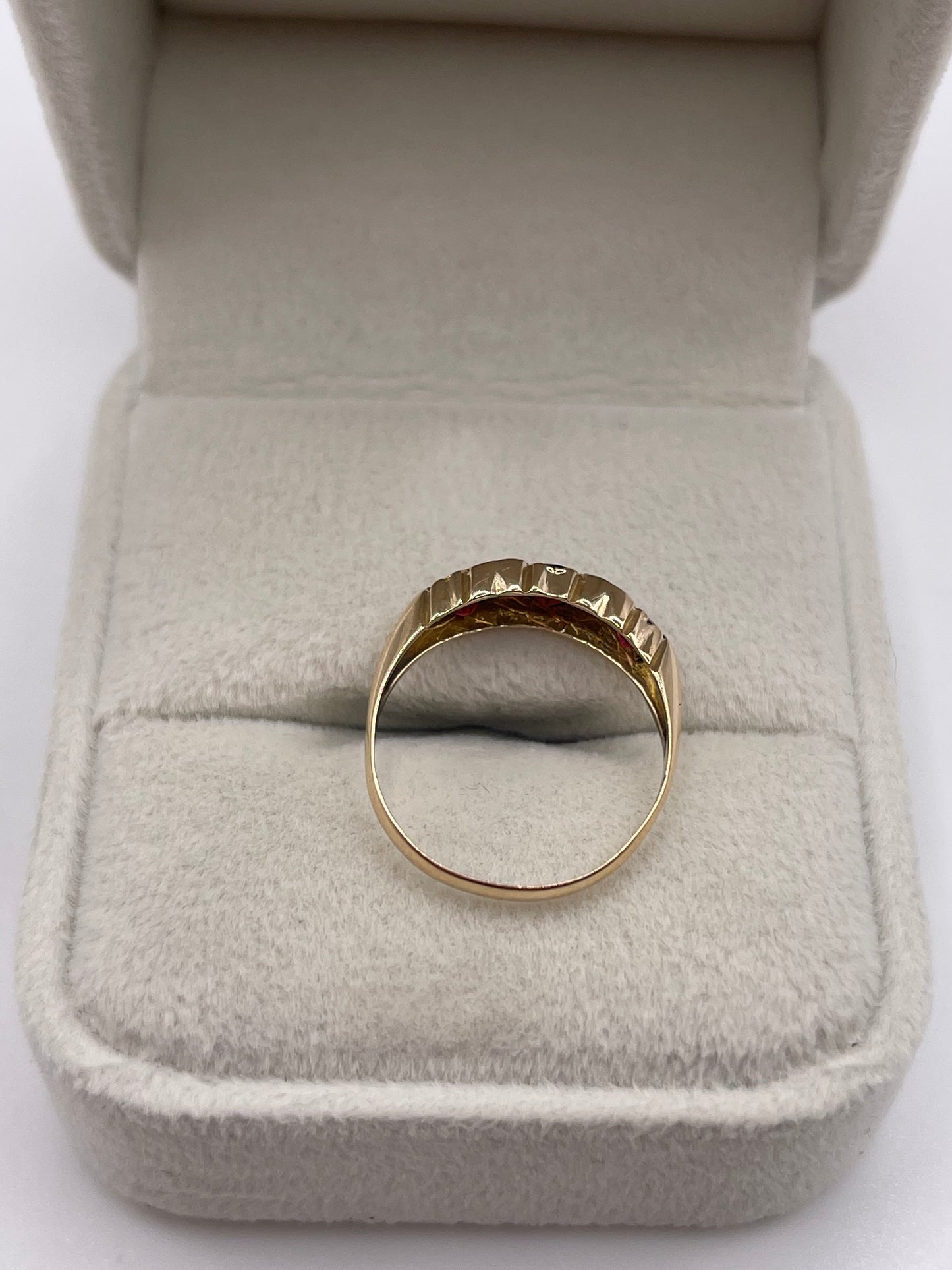 9ct gold garnet and diamond ring
