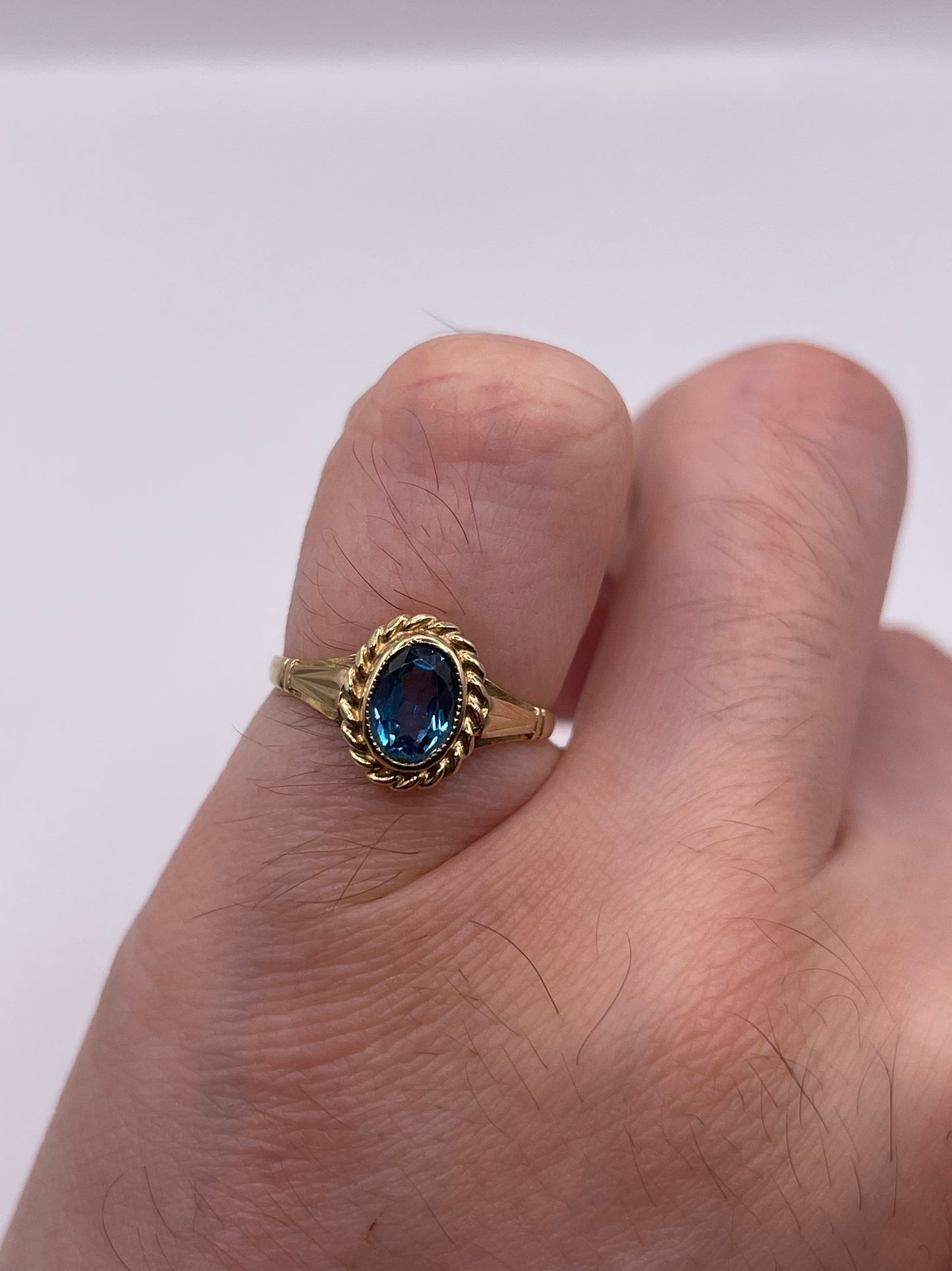 9ct gold blue topaz ring