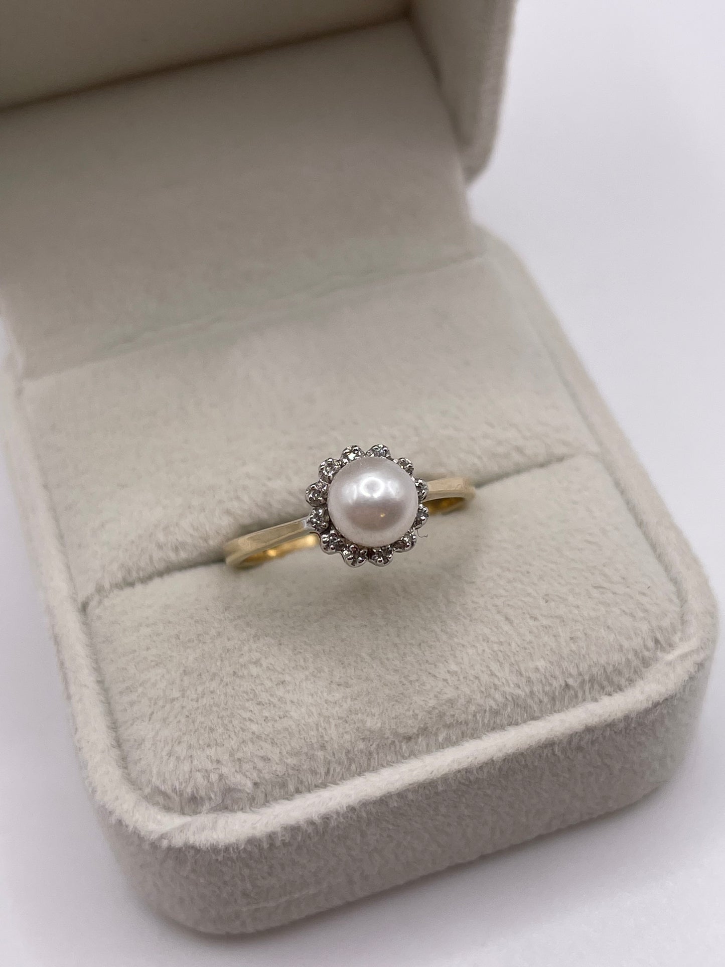 9ct gold pearl and diamond ring