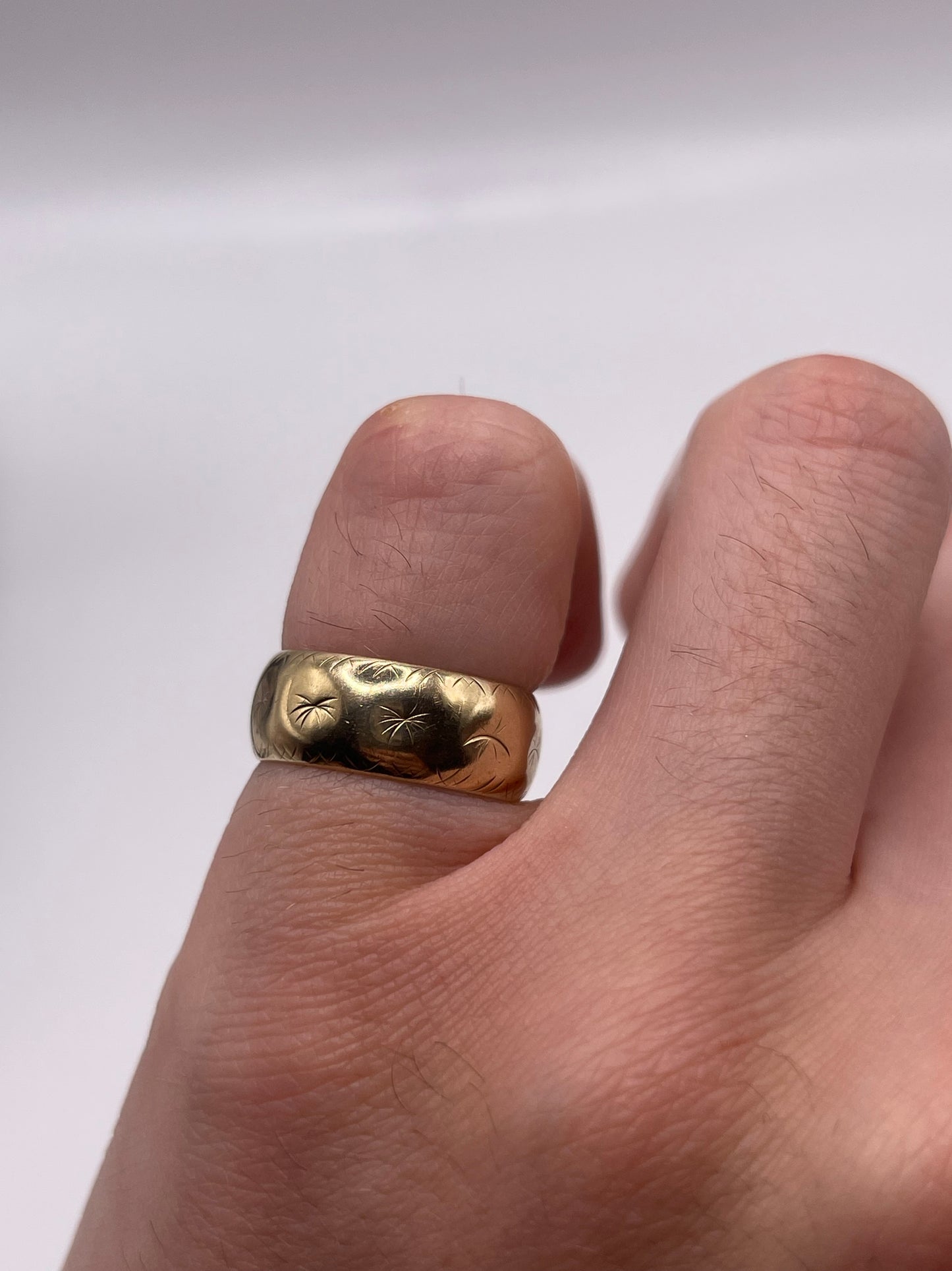 9ct gold engraved band