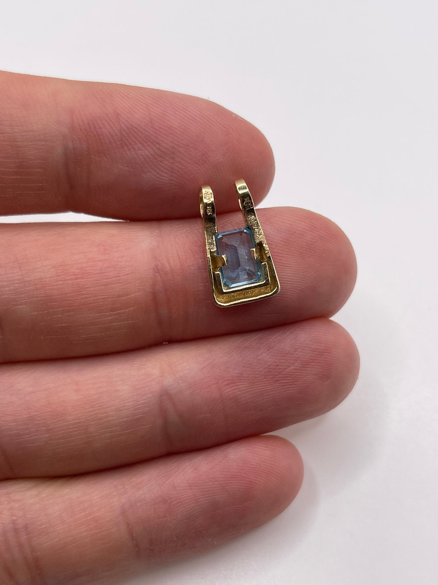 9ct gold blue topaz pendant