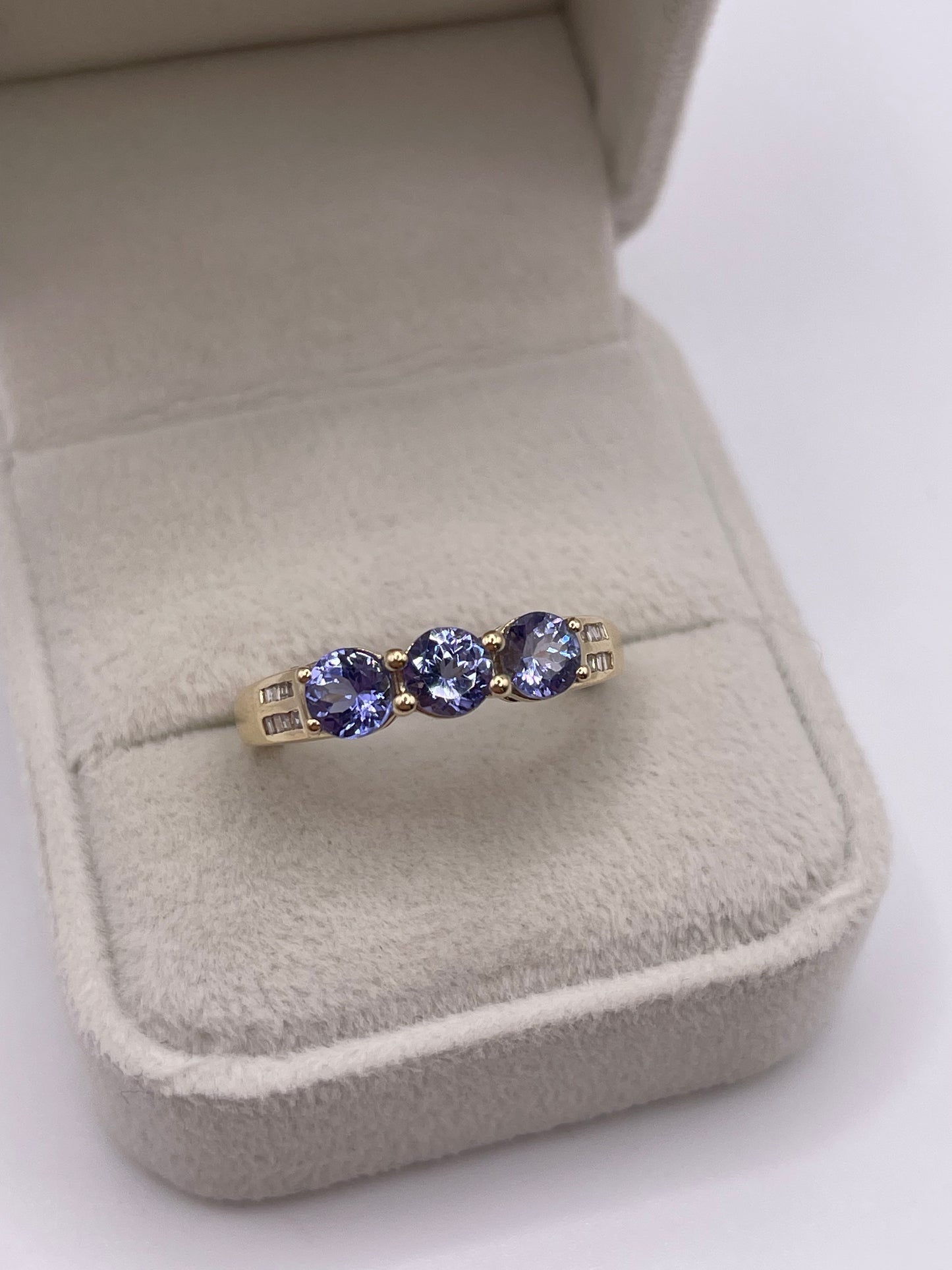 9ct gold tanzanite and diamond ring
