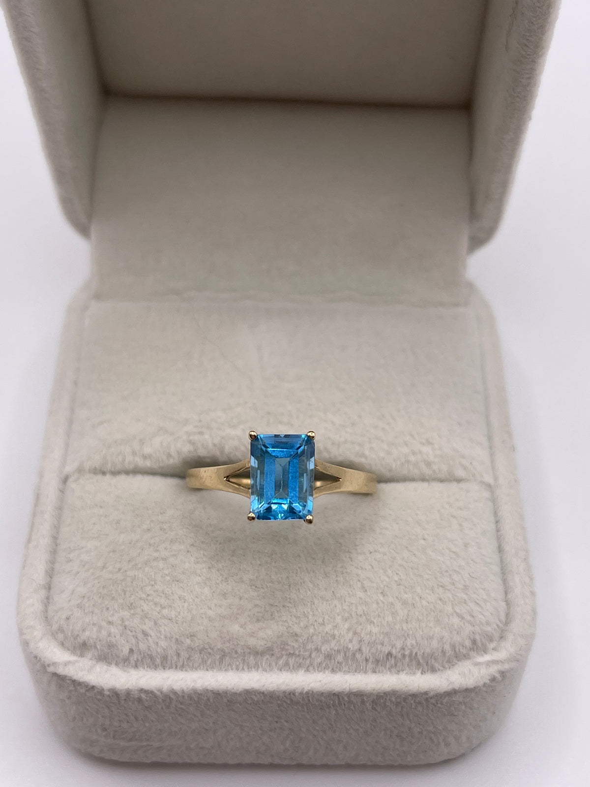 9ct gold blue topaz ring