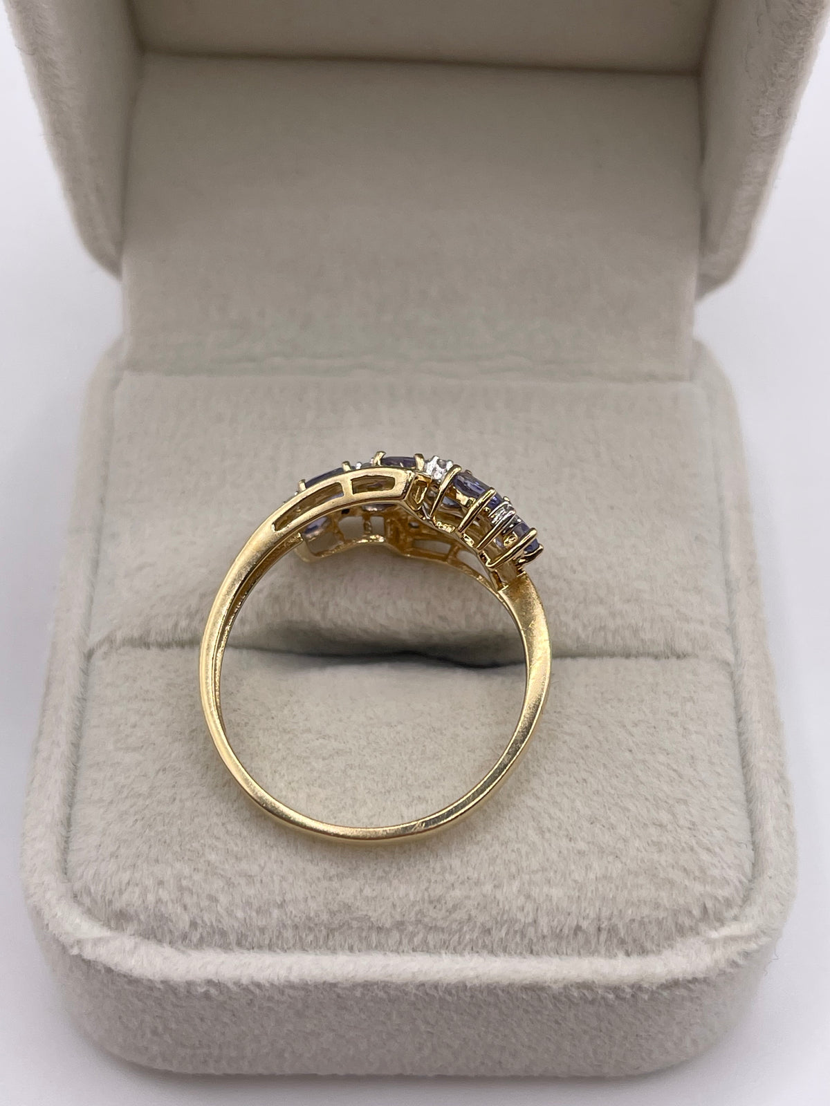 9ct gold tanzanite and diamond ring