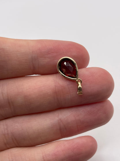 9ct gold garnet pendant