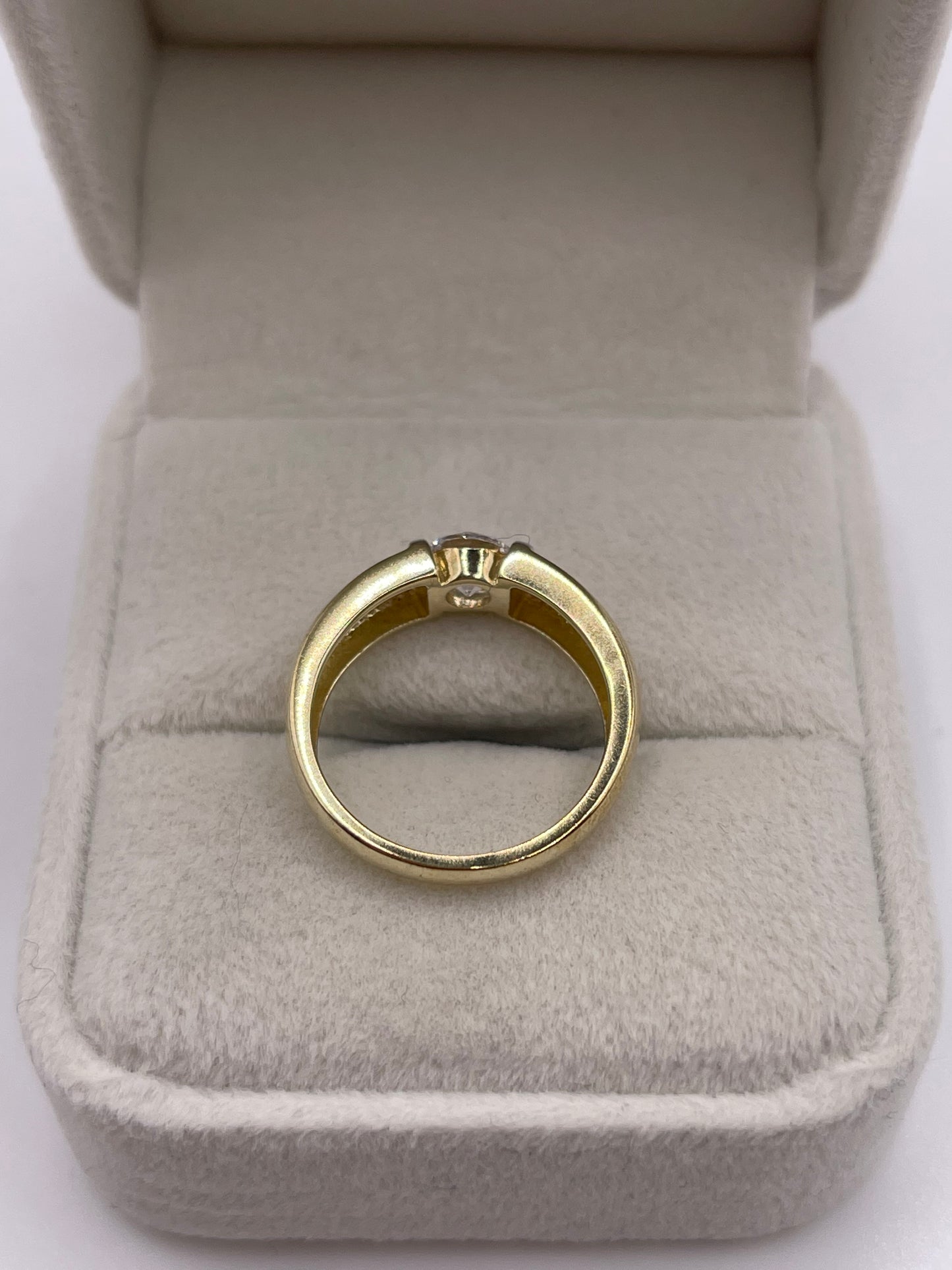 9ct gold cz ring