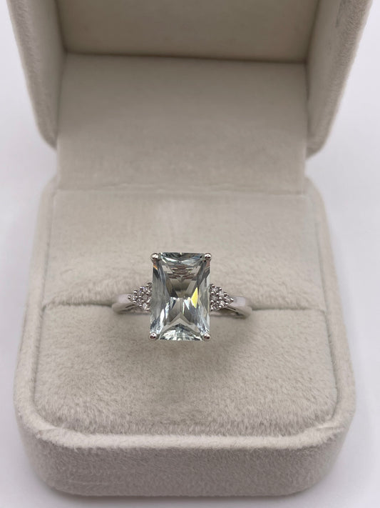 9ct white gold green amethyst and diamond ring