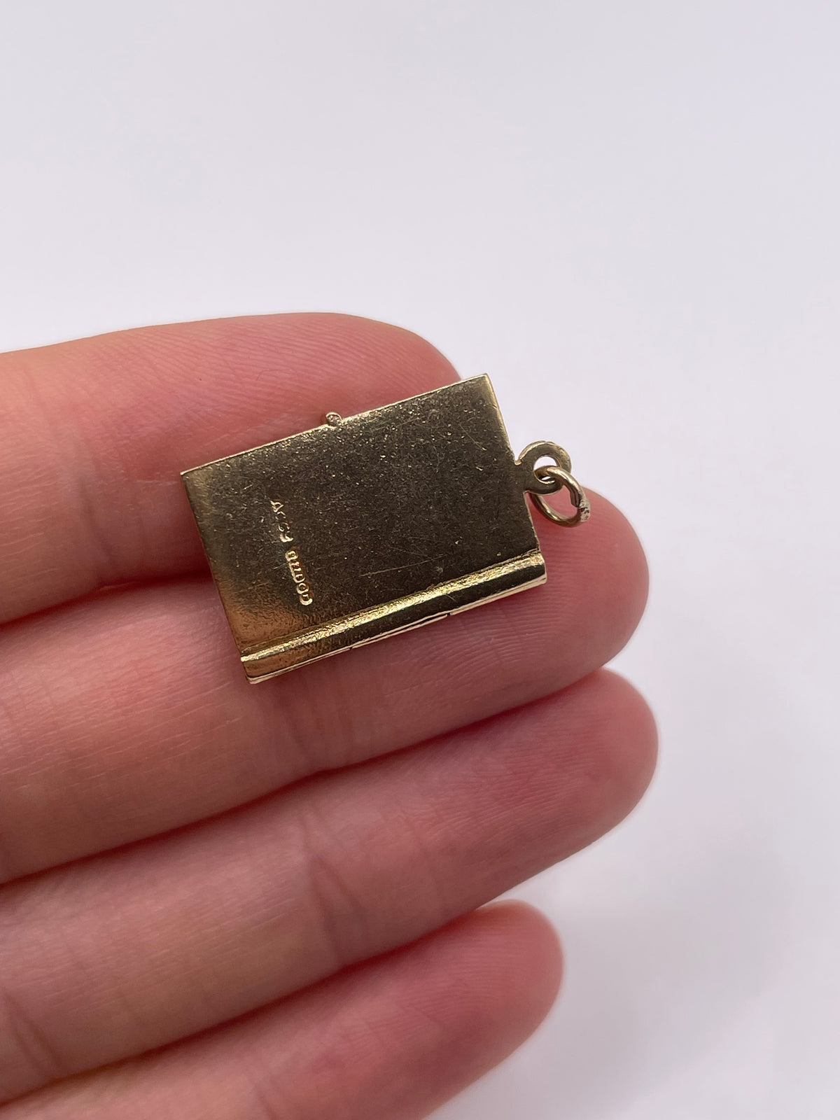9ct gold passport charm