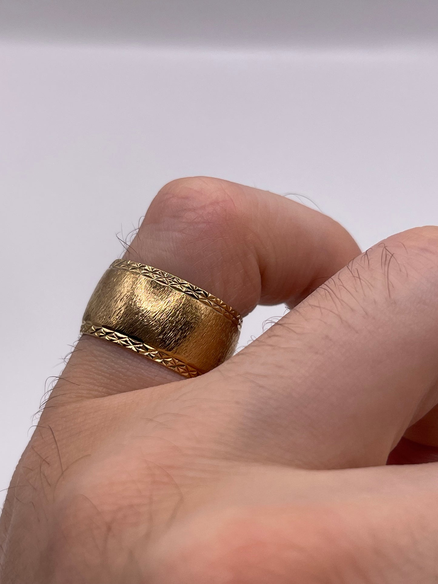 9ct gold patterned band