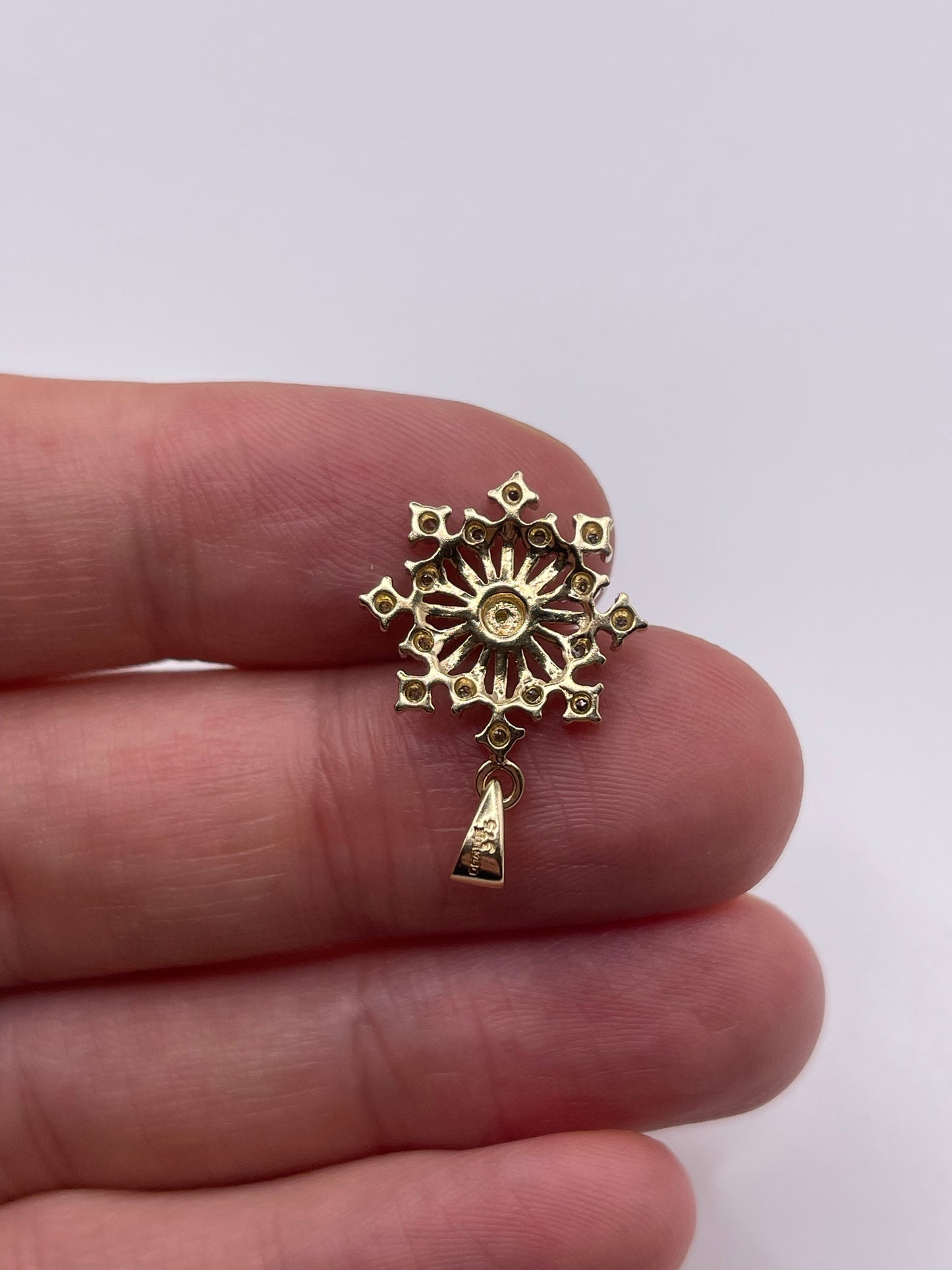 9ct gold diamond snowflake pendant