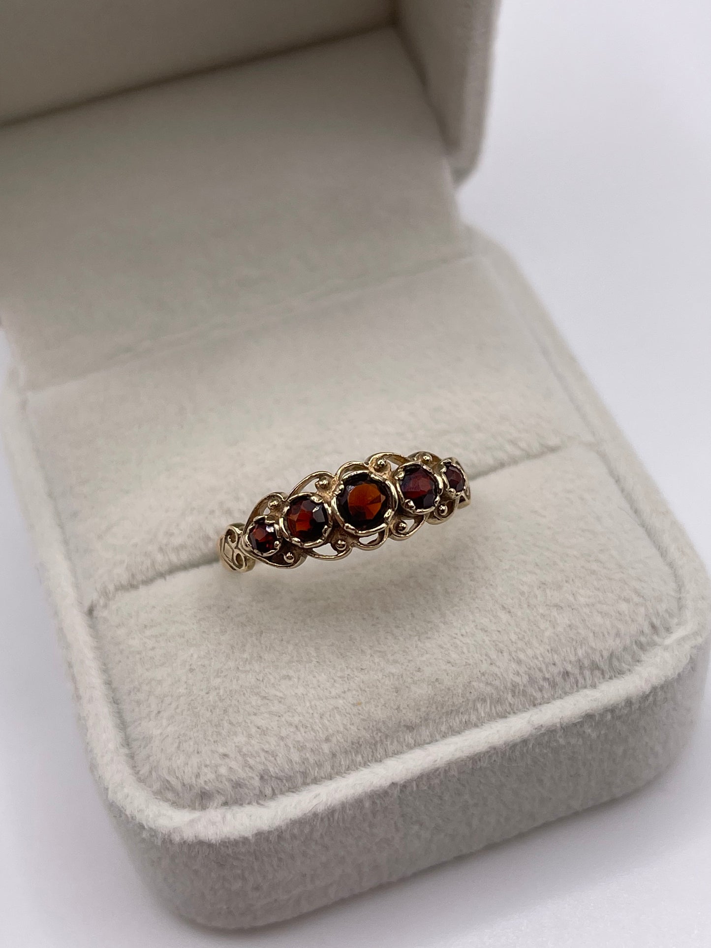 9ct gold garnet ring