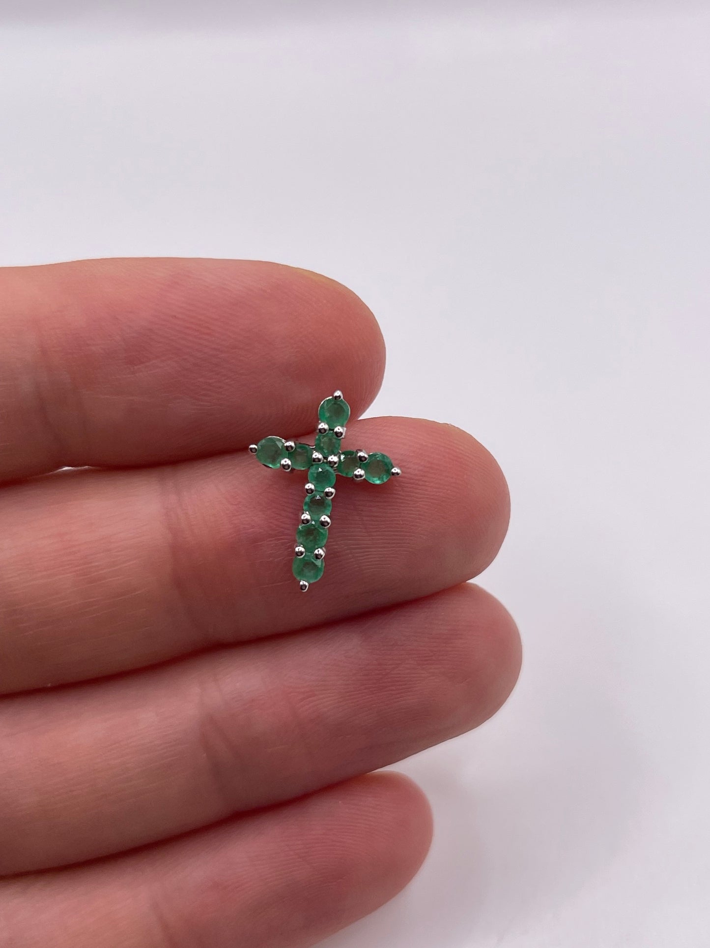 9ct white gold emerald cross pendant
