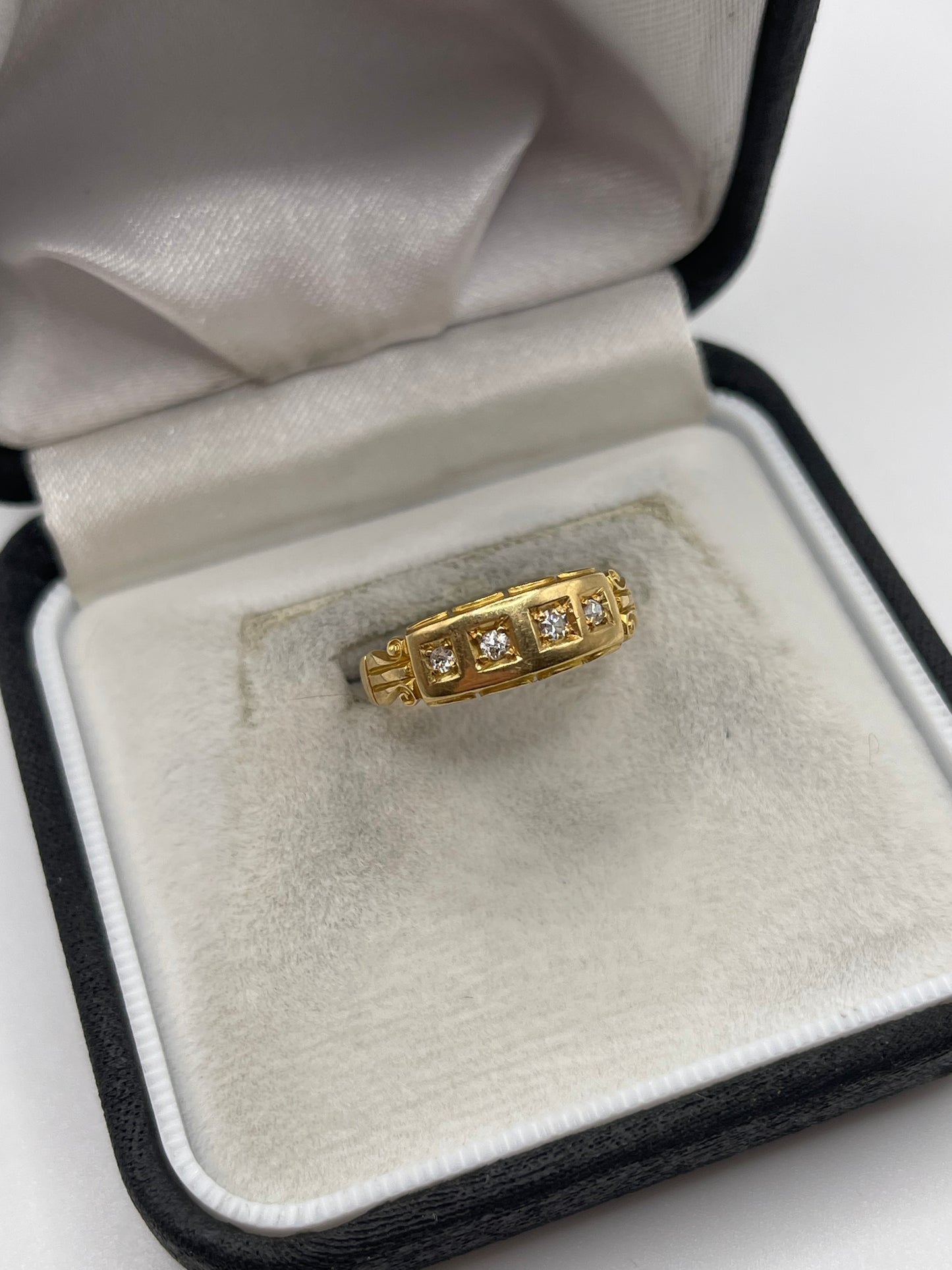 Antique 18ct gold diamond ring