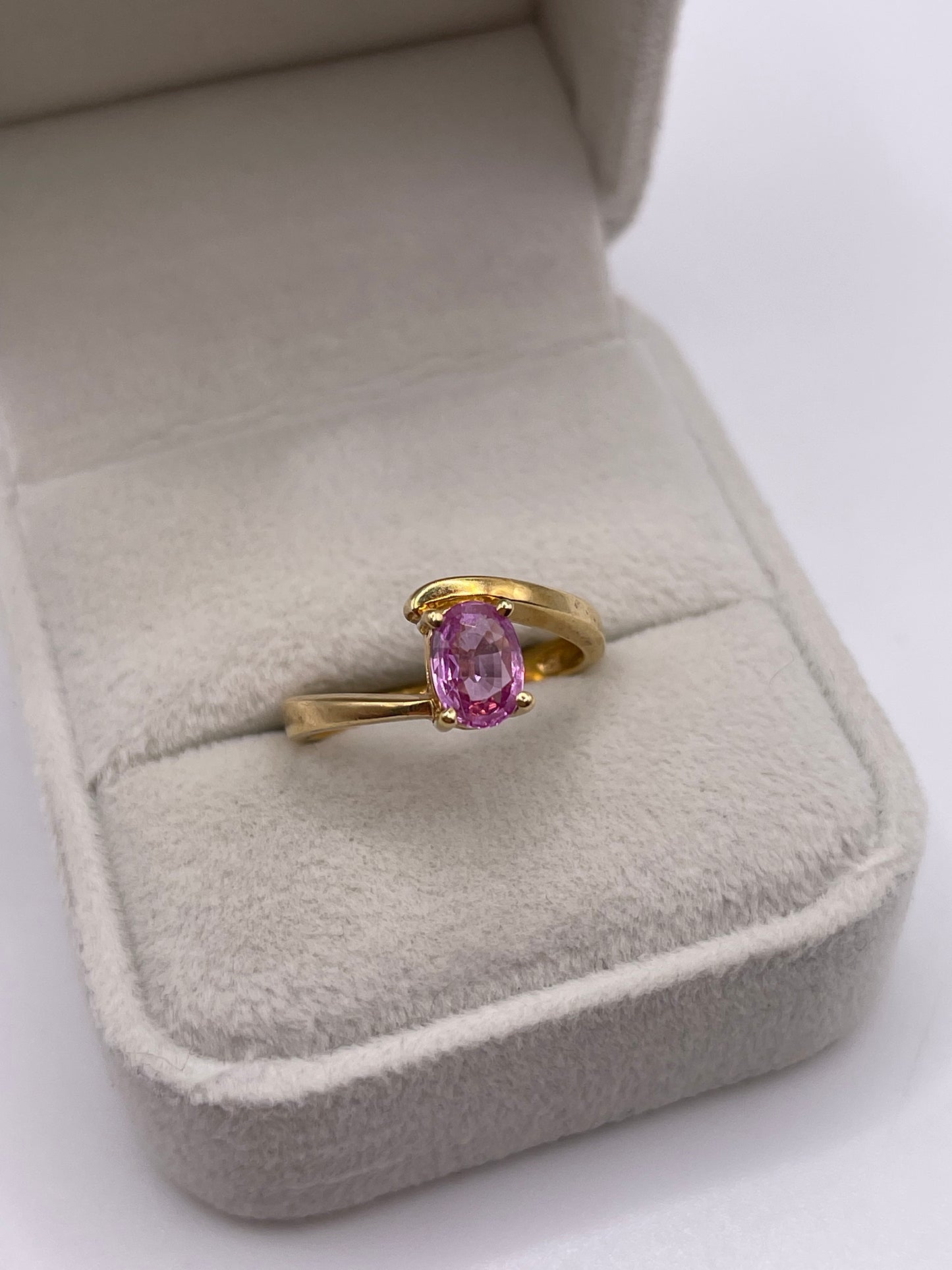 18ct gold pink sapphire ring