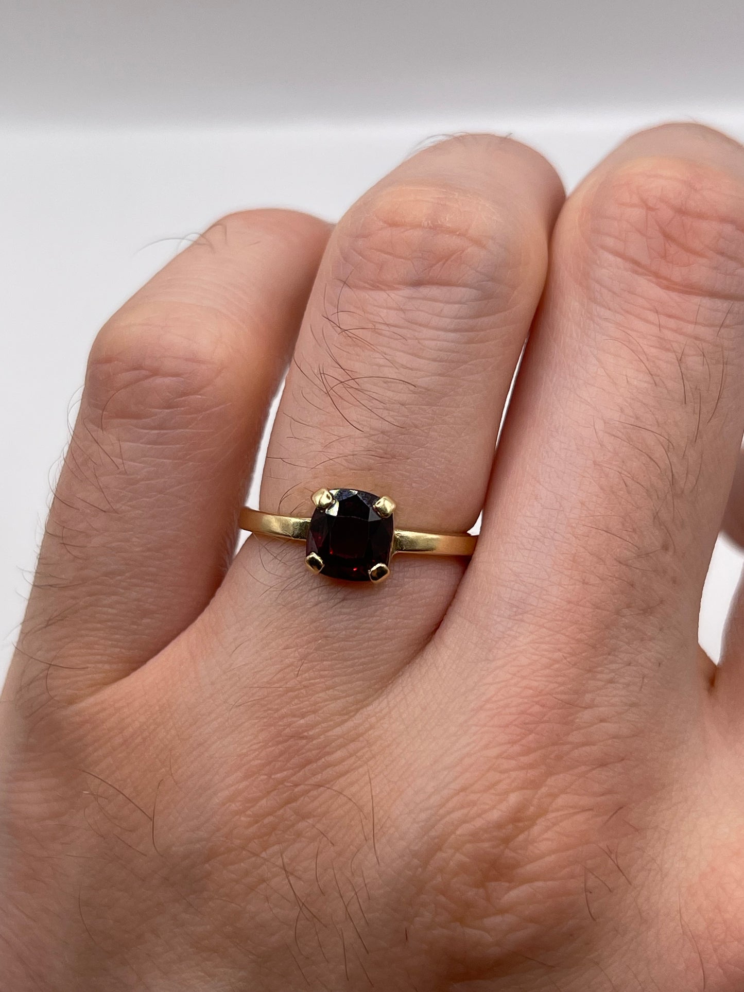 9ct gold garnet ring