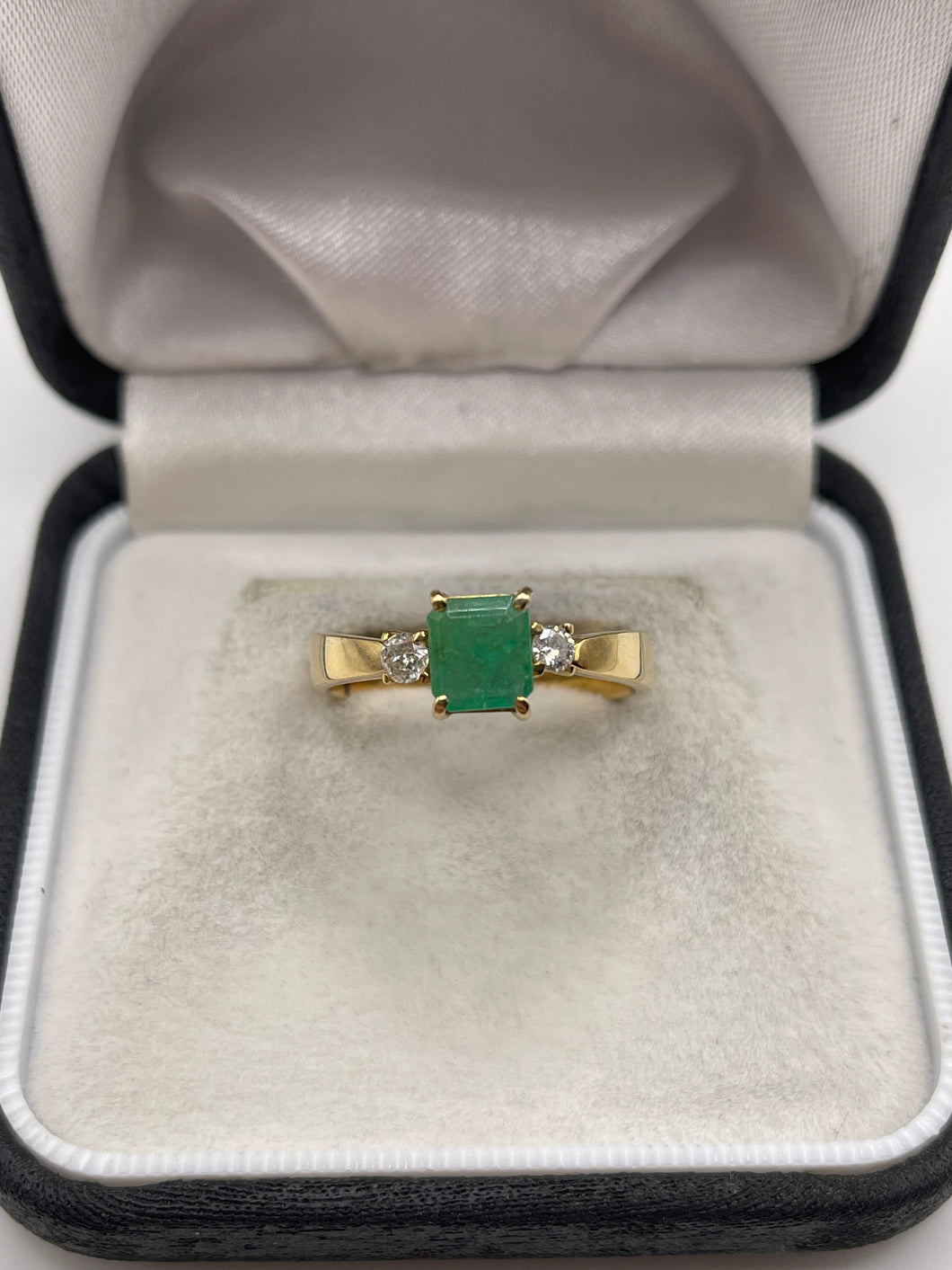 18ct gold emerald and diamond ring