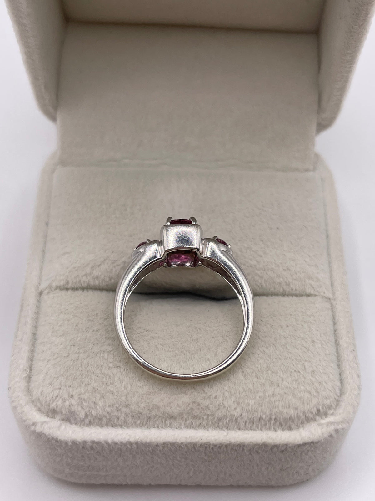 9ct white gold tourmaline ring