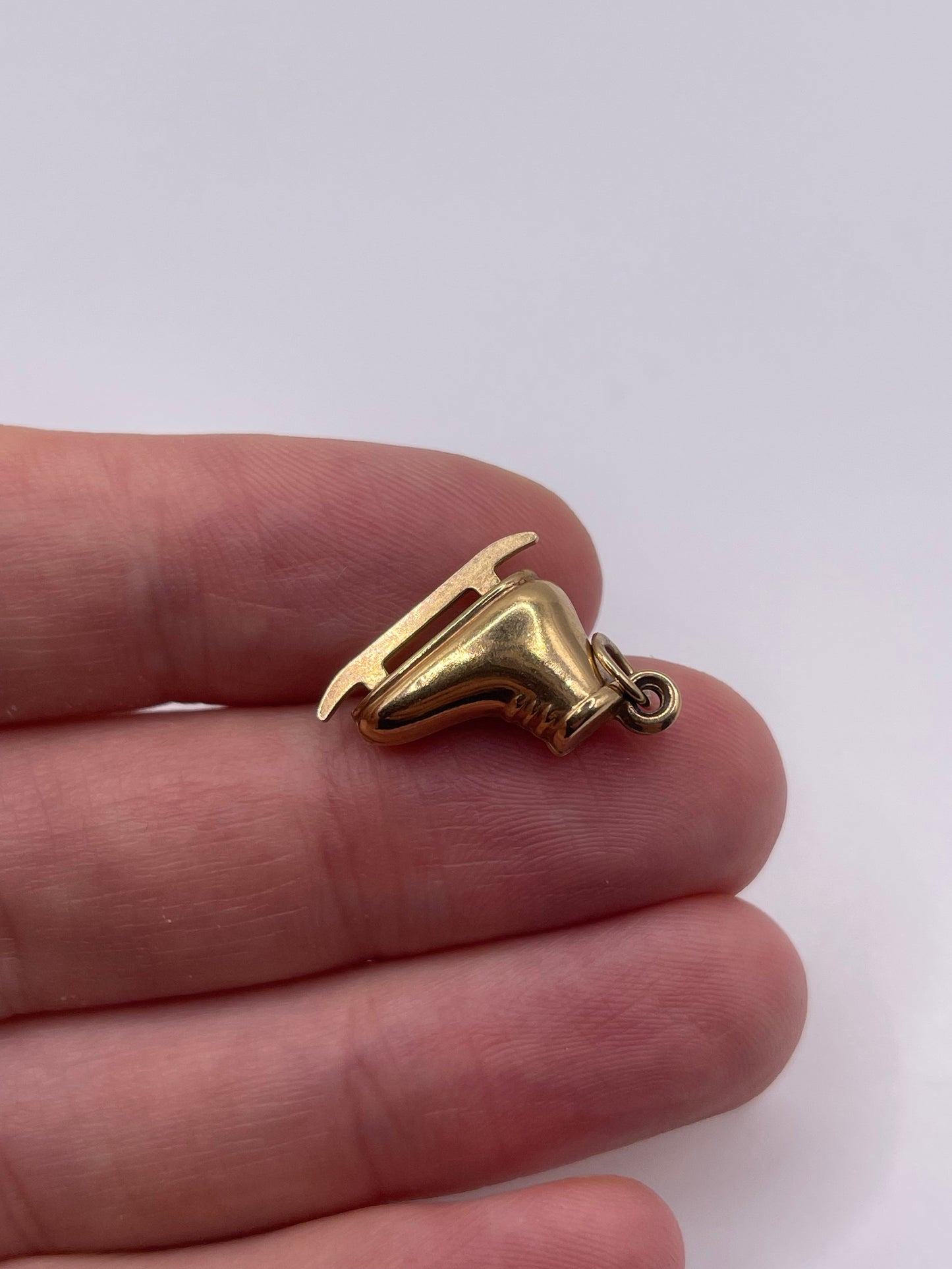 9ct gold ice skate charm
