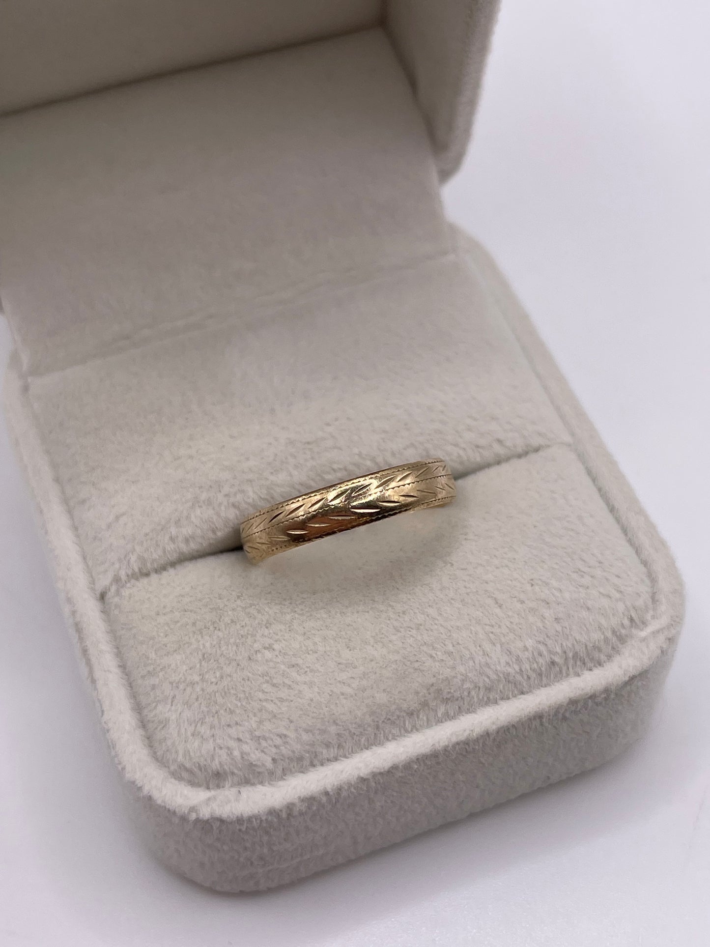 9ct gold patterned band