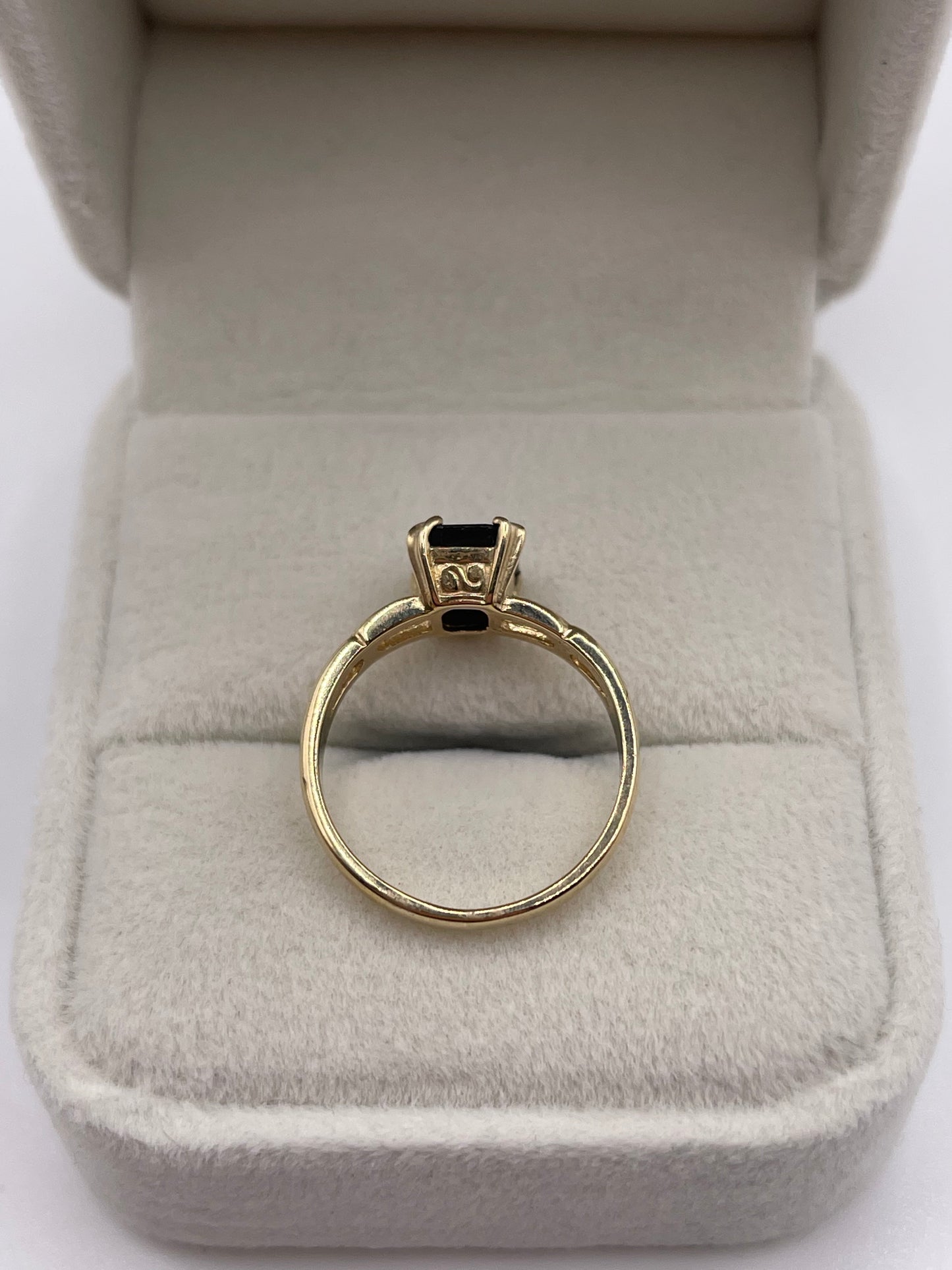 9ct gold garnet ring