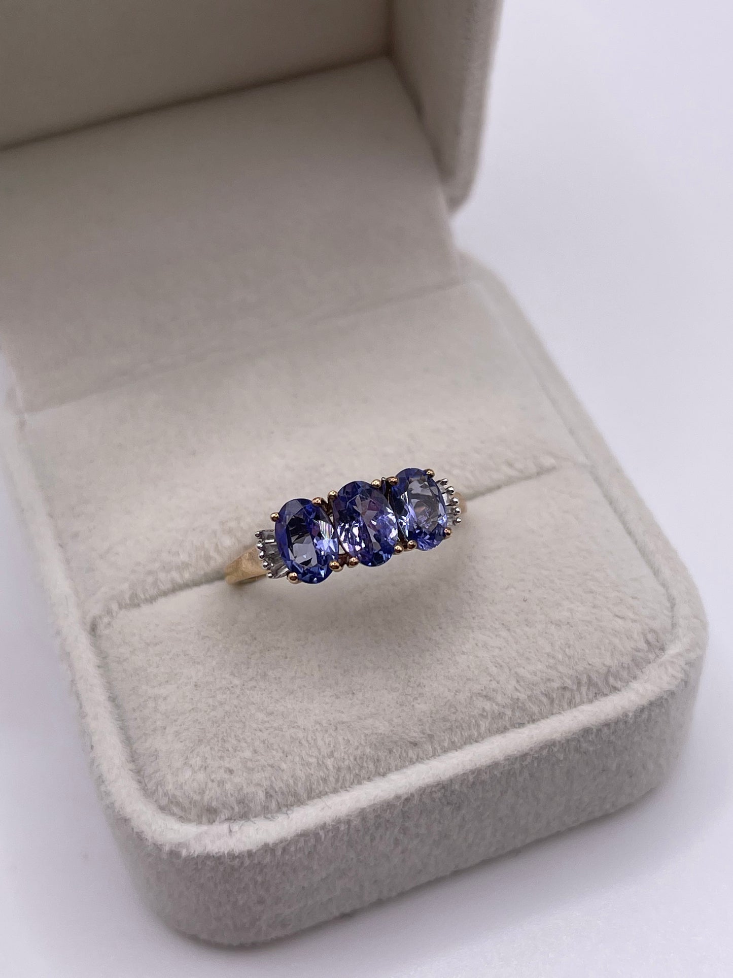 9ct gold tanzanite and diamond ring