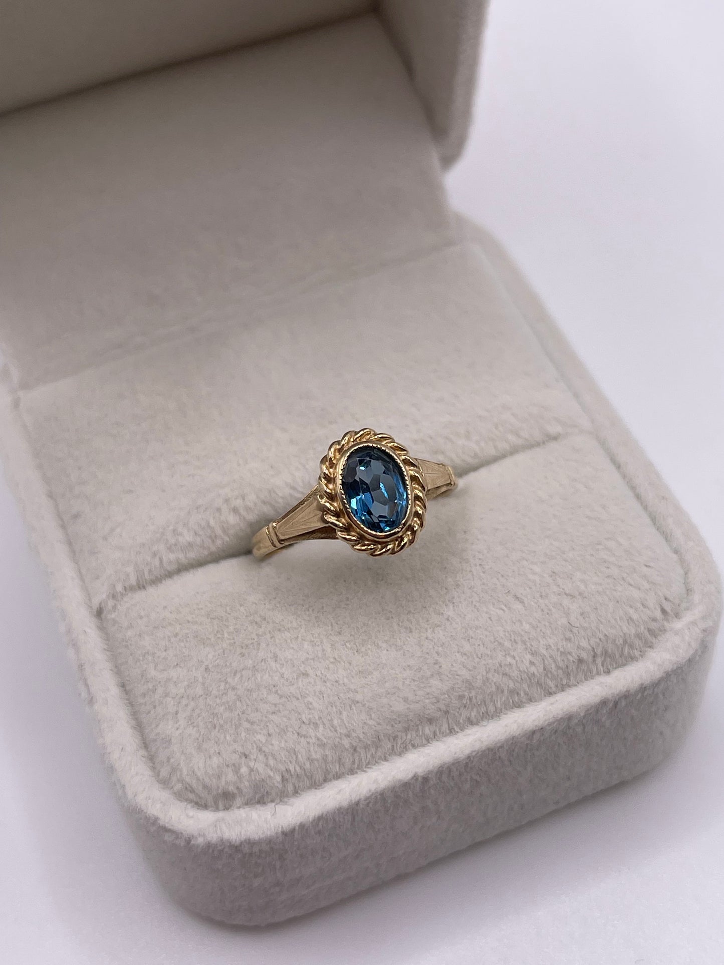 9ct gold blue topaz ring