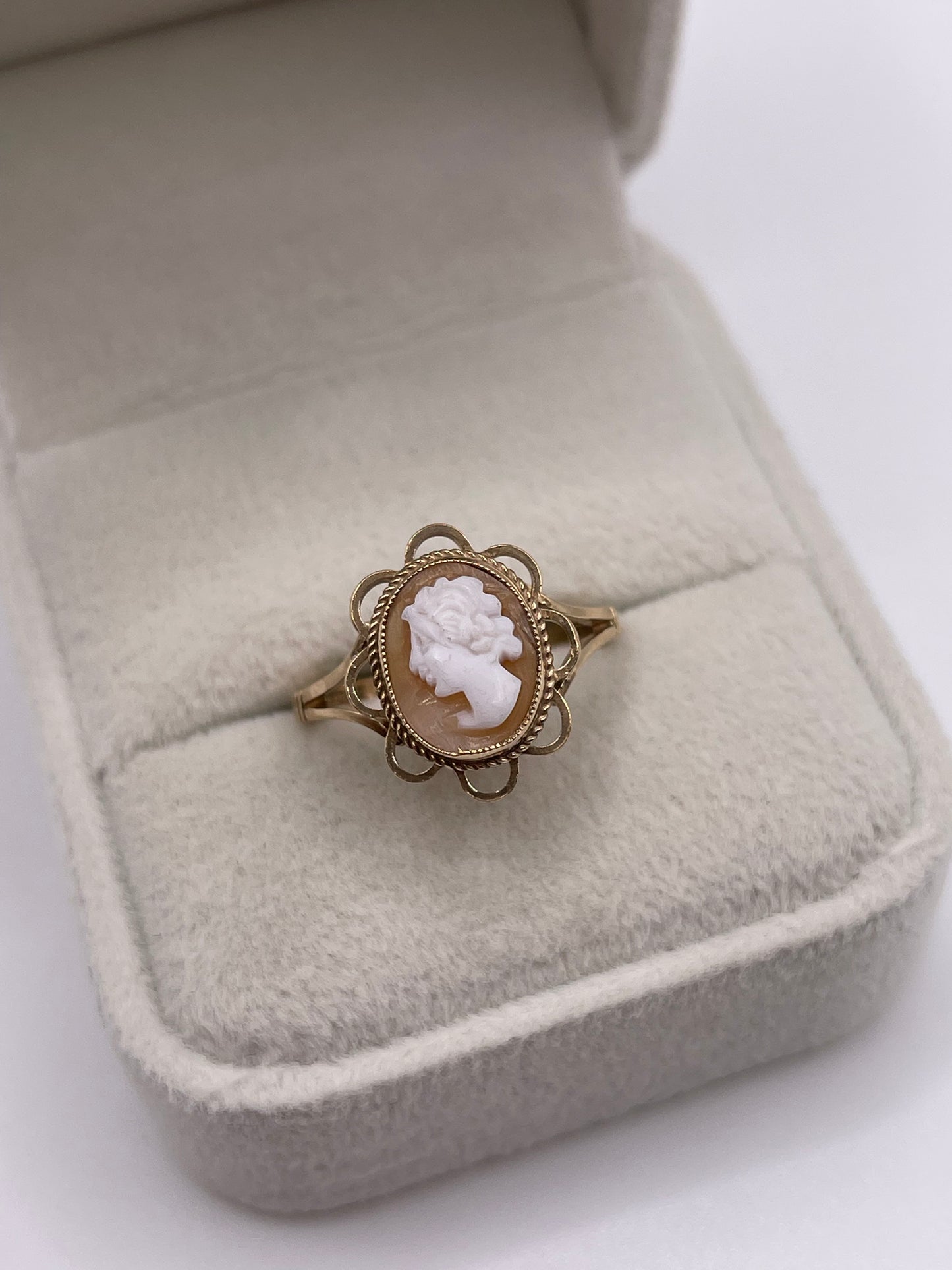 9ct gold cameo earrings