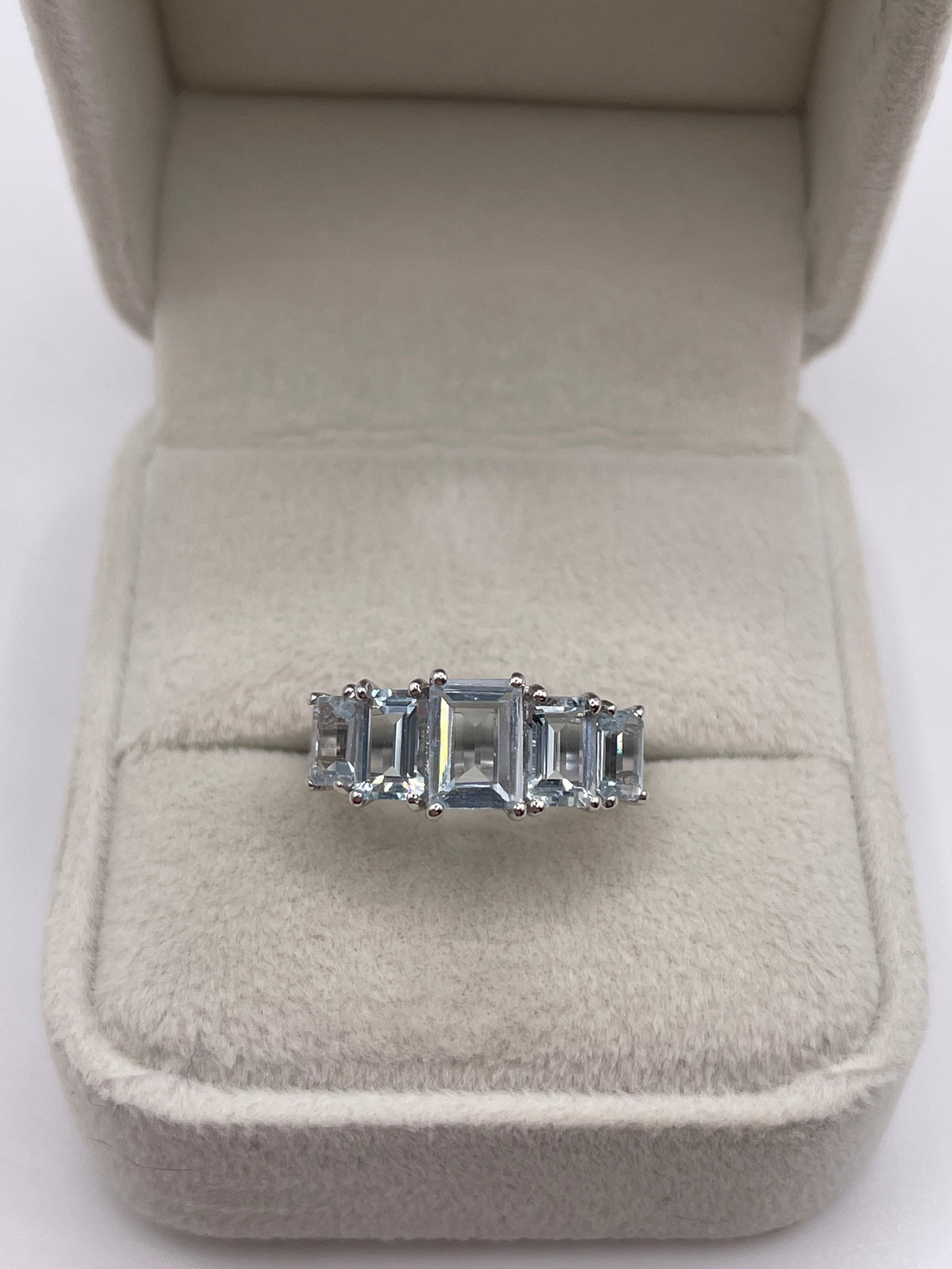 9ct white gold aquamarine ring