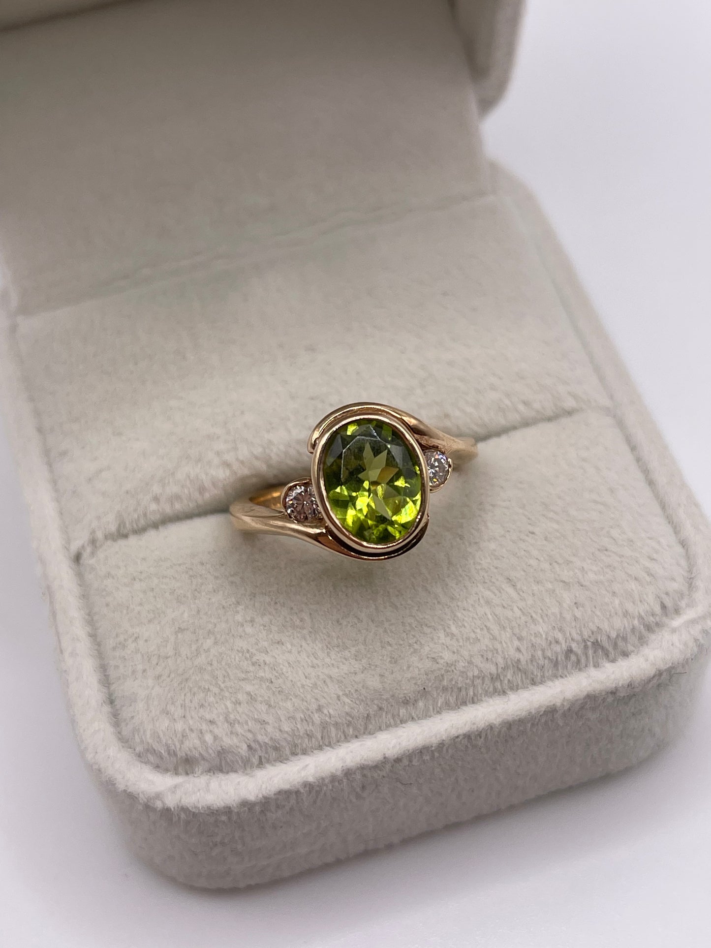 9ct gold peridot and diamond ring