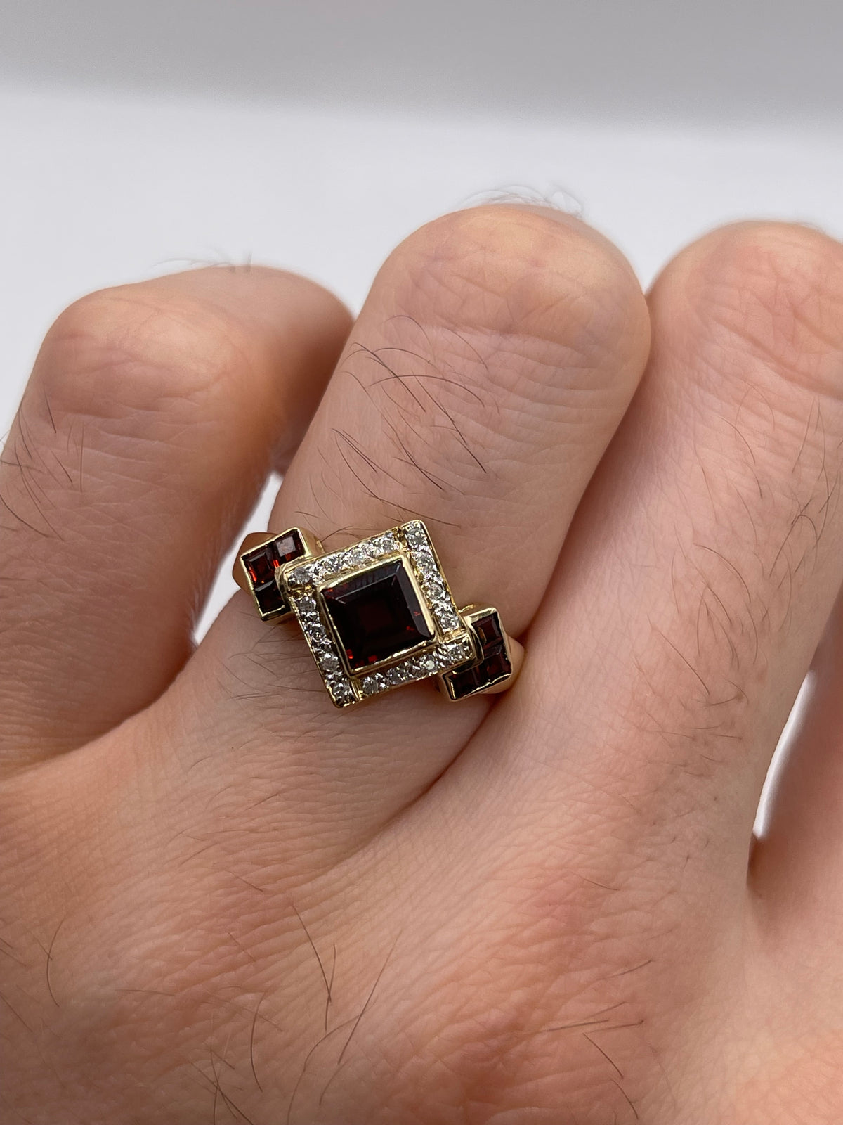 9ct gold garnet and diamond ring