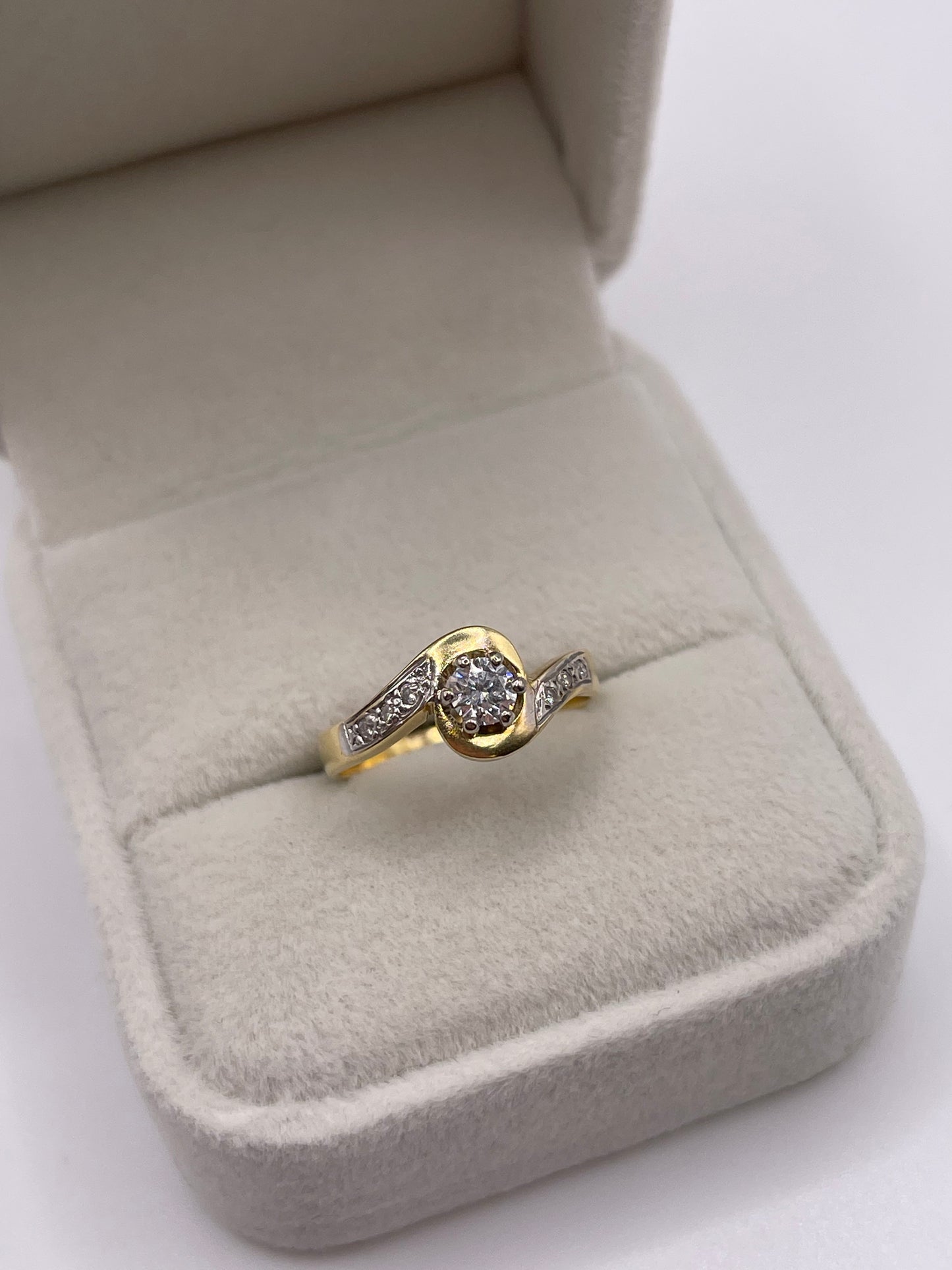 18ct gold diamond ring