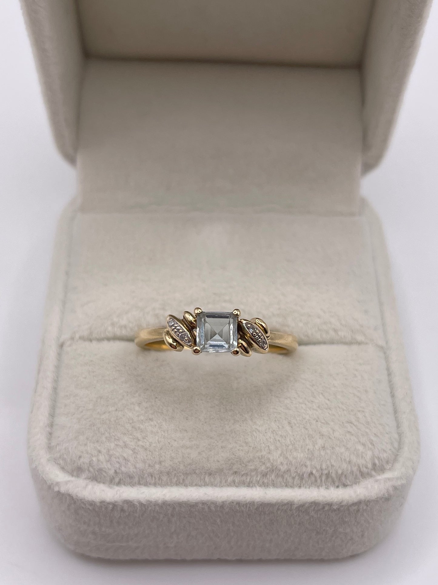 9ct gold aquamarine and diamond ring
