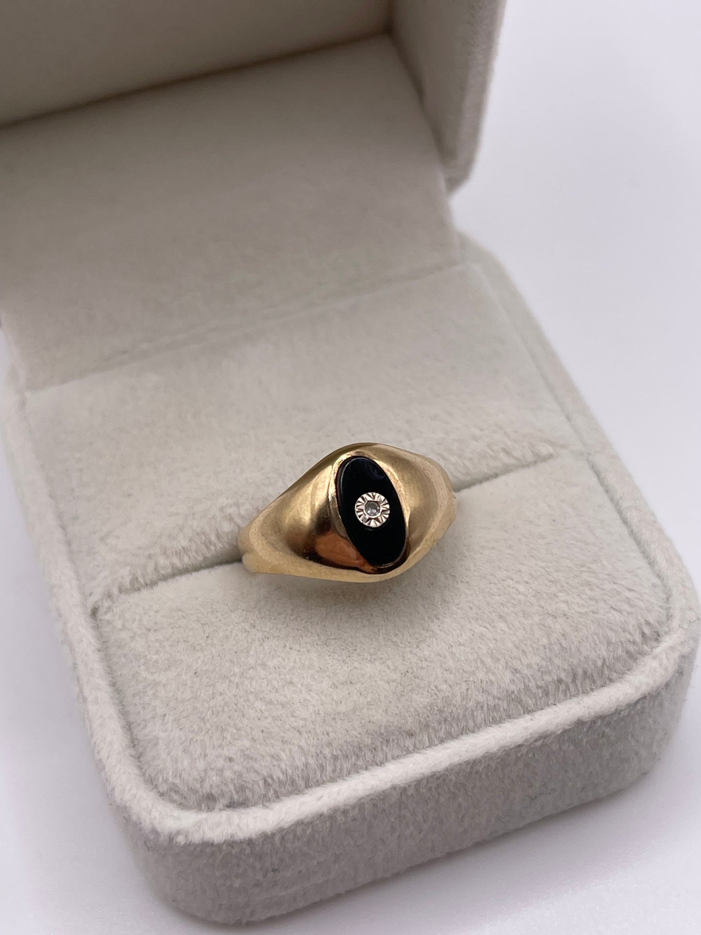 9ct gold onyx and diamond ring