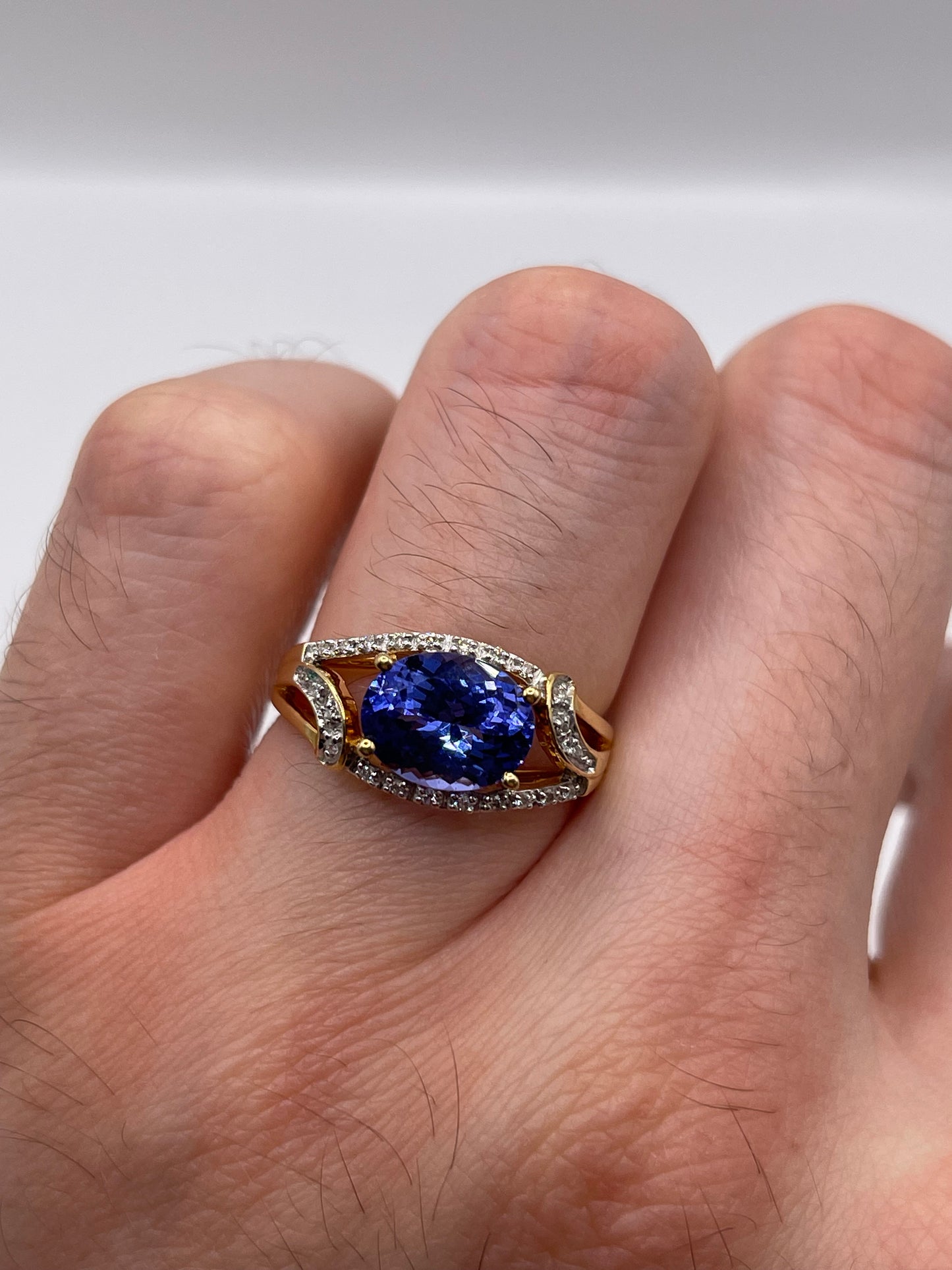 18ct gold tanzanite and diamond ring