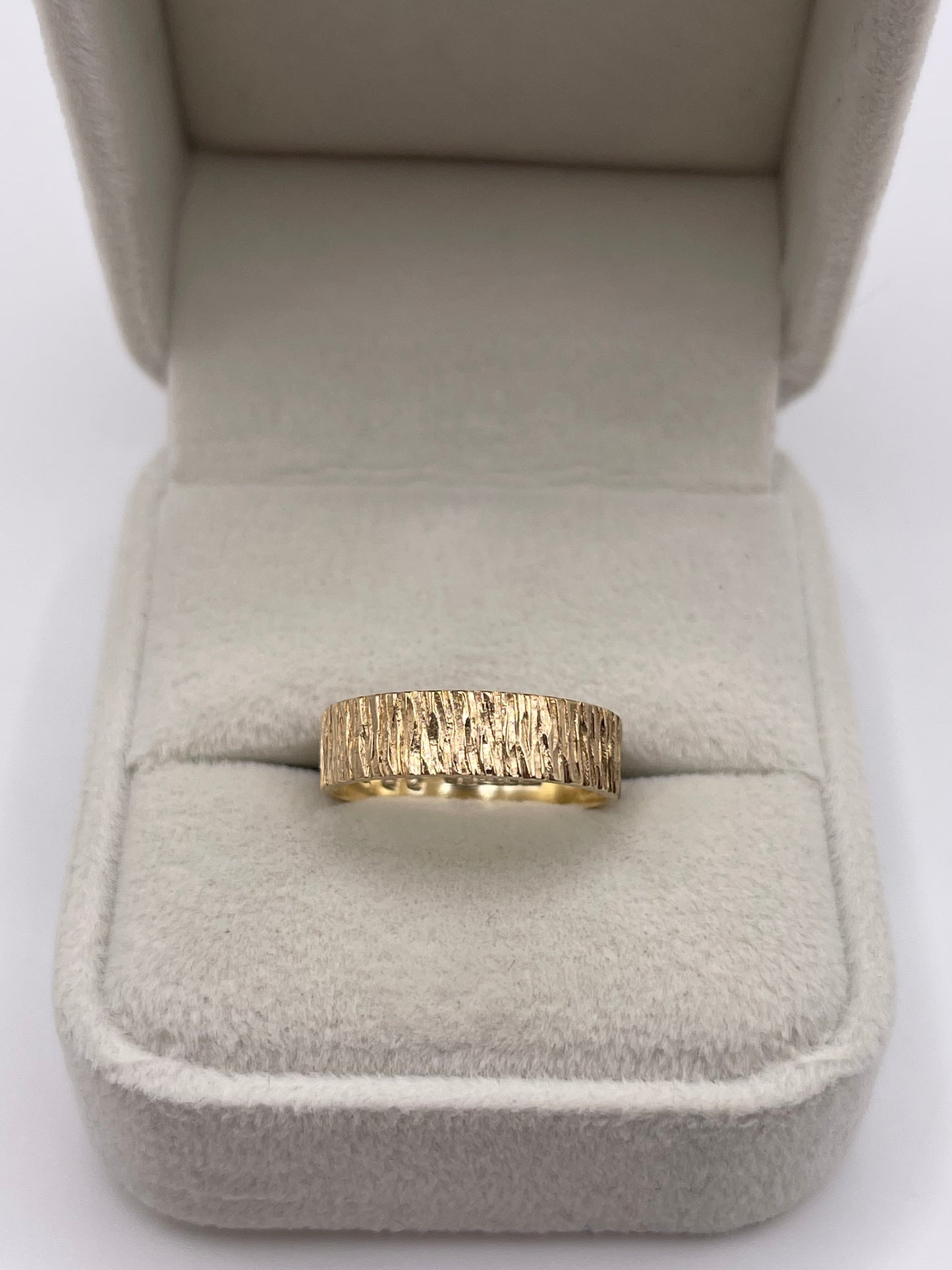 9ct gold patterned band
