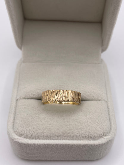 9ct gold patterned band
