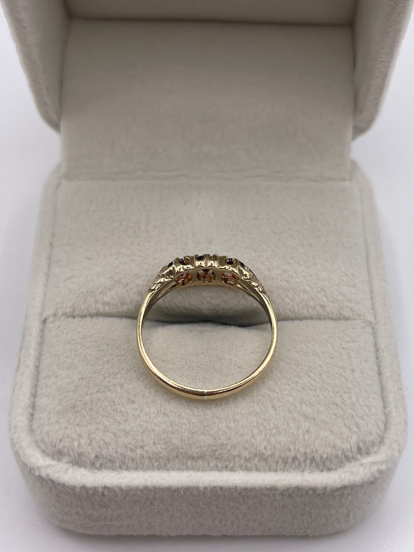 9ct gold garnet ring