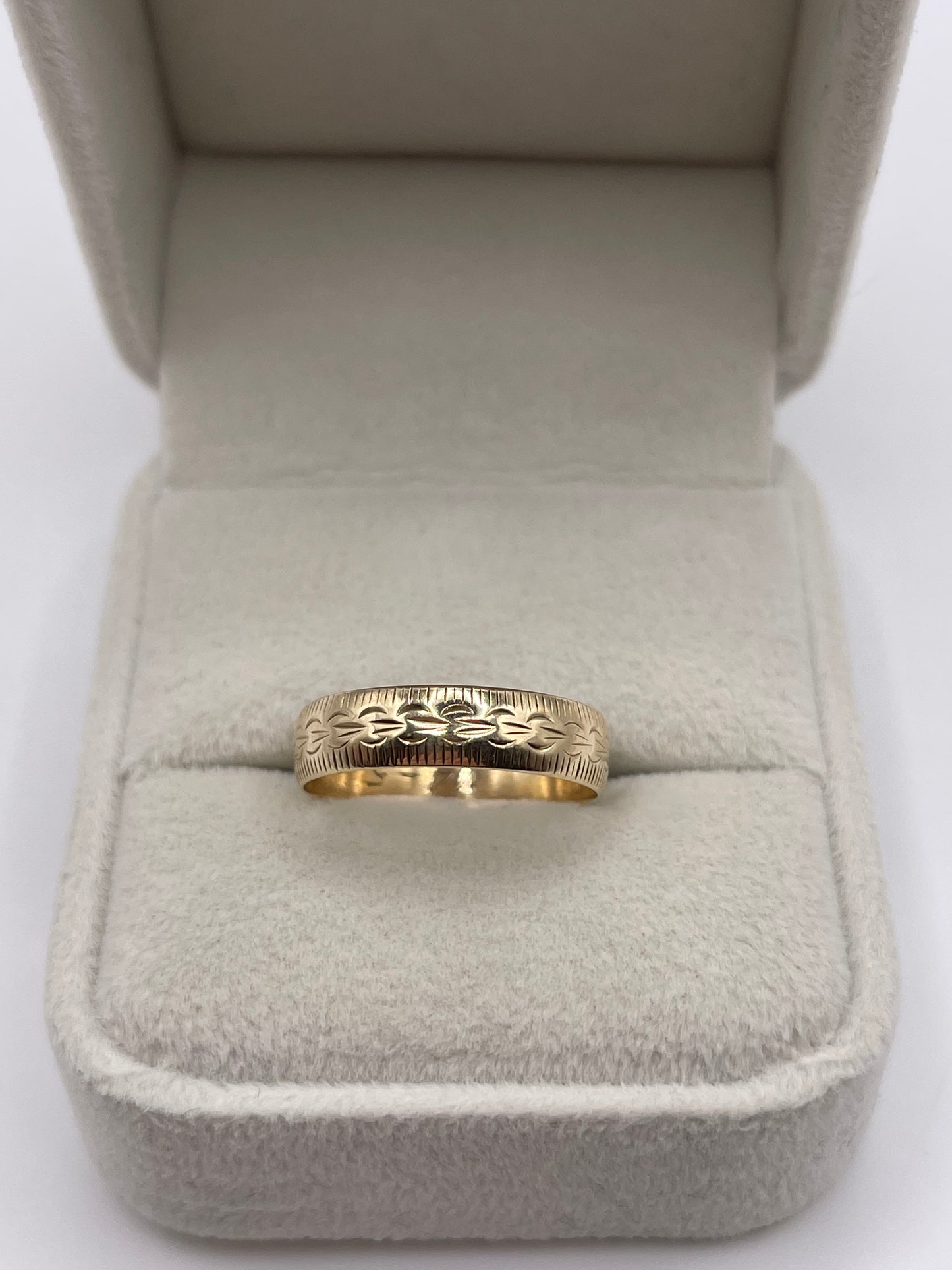 9ct gold patterned band
