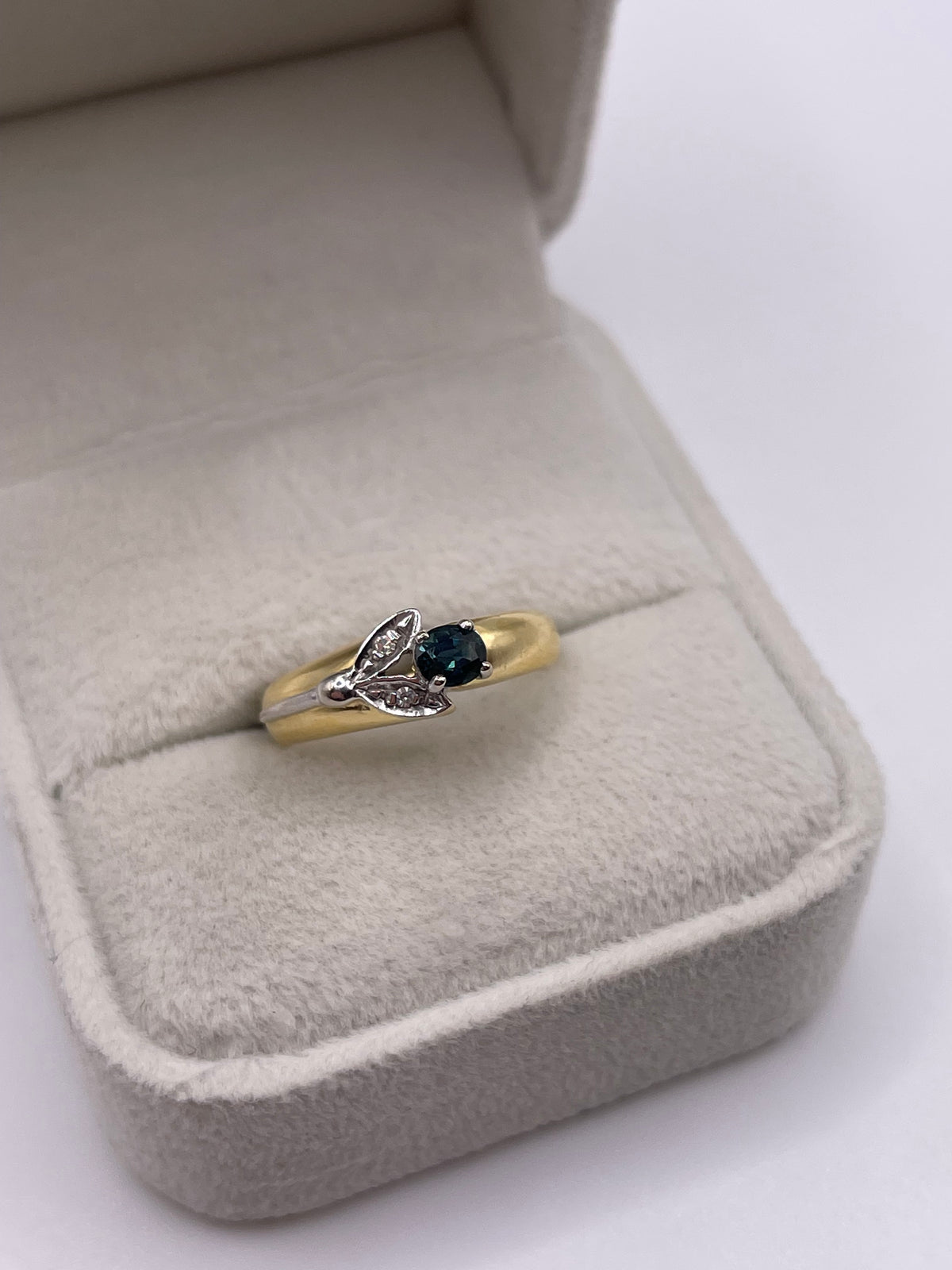 18ct gold sapphire and diamond ring