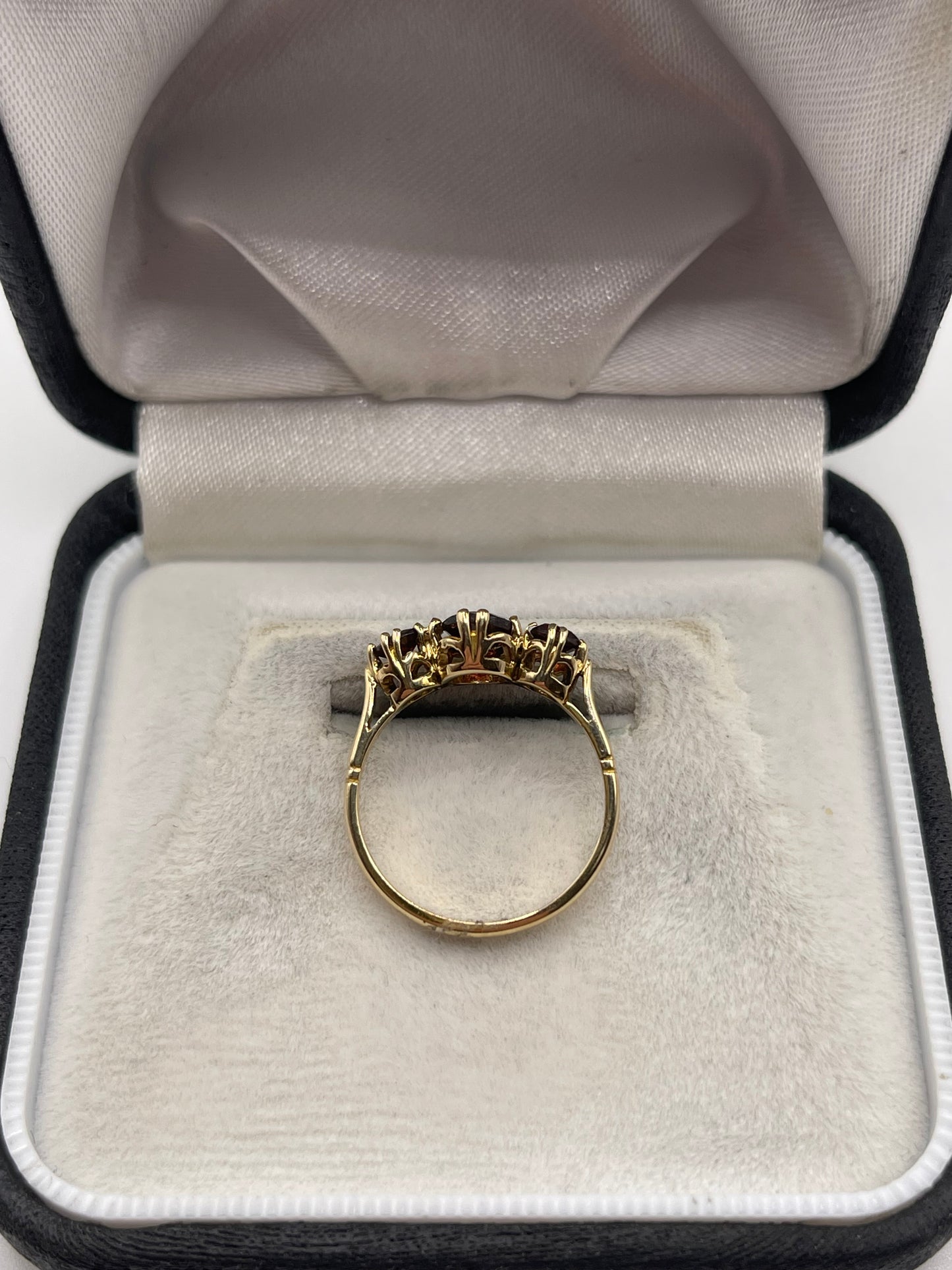 9ct gold garnet ring