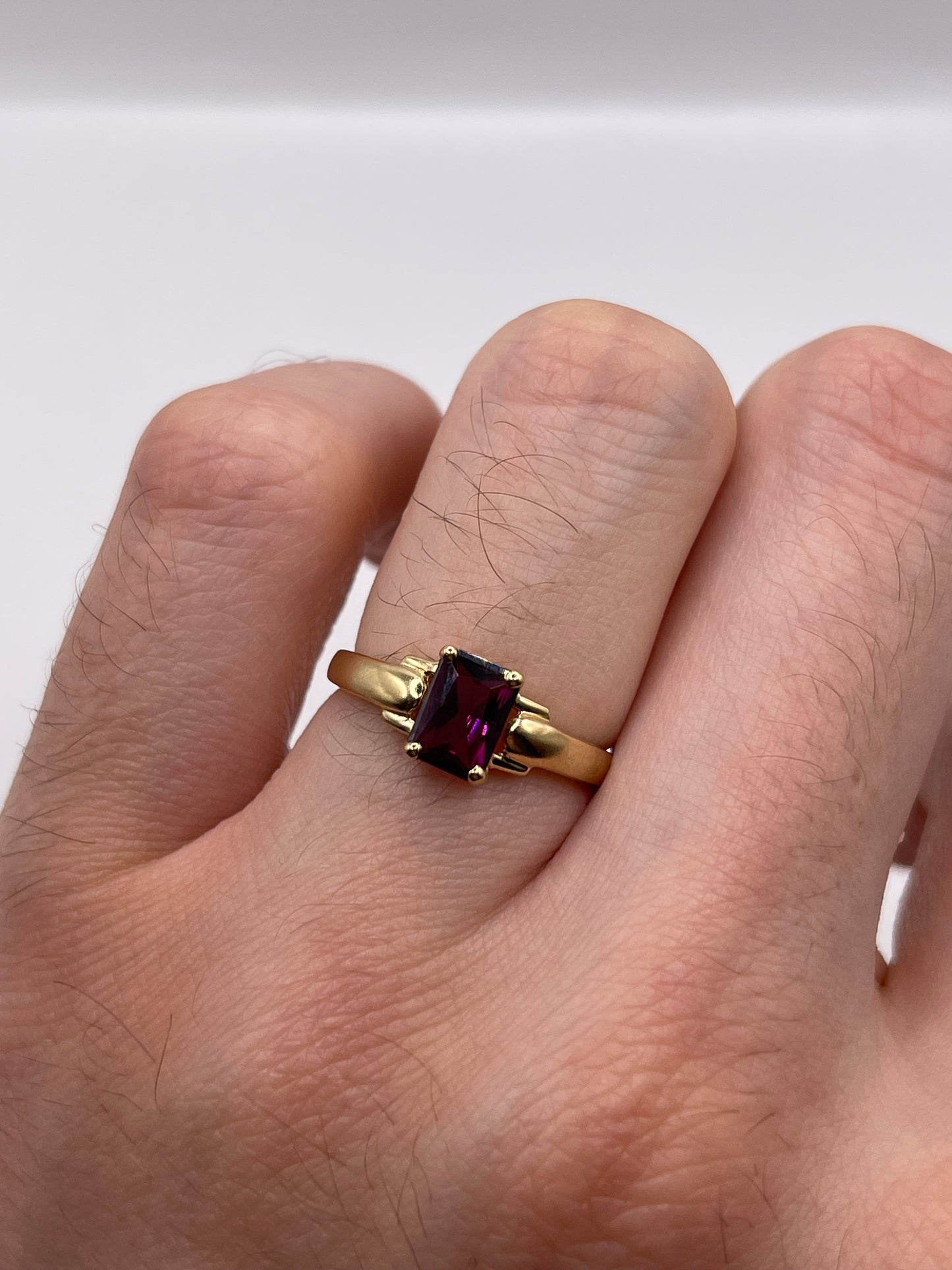 9ct gold garnet ring