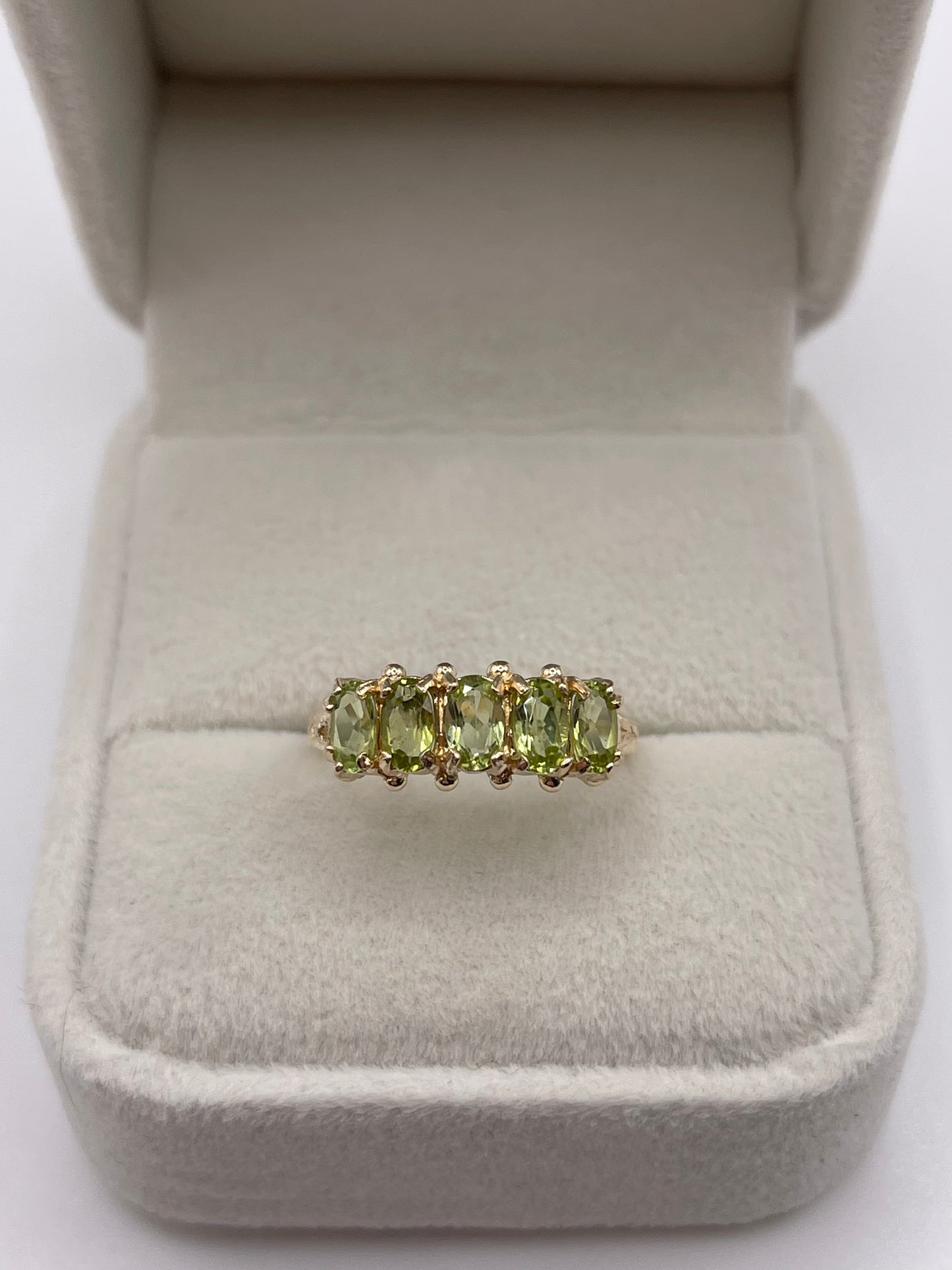 9ct gold peridot ring