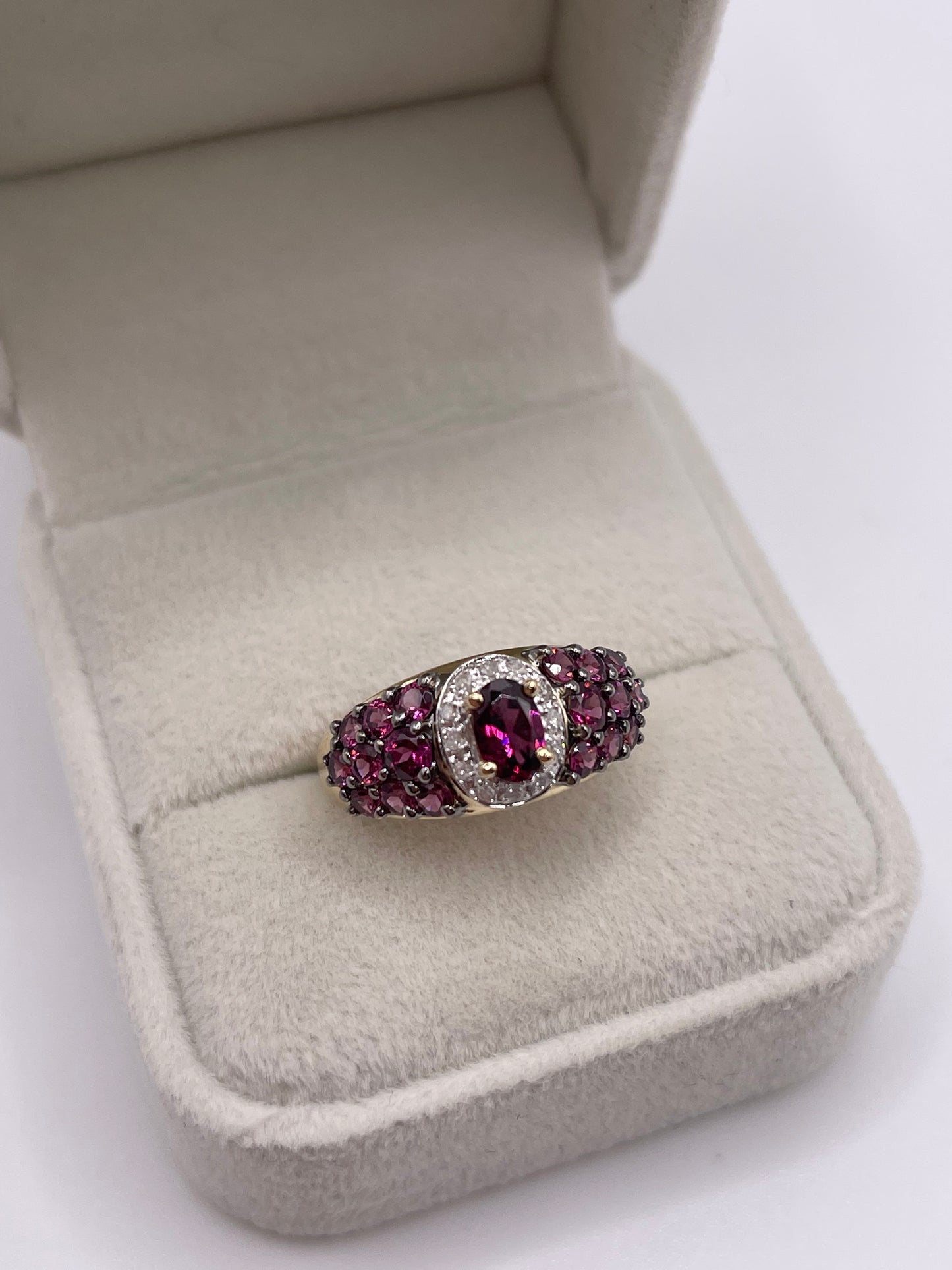 9ct gold garnet and diamond ring