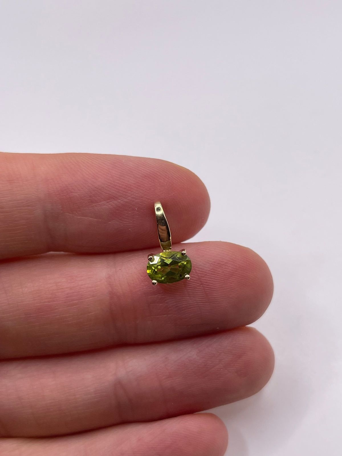9ct gold peridot pendant