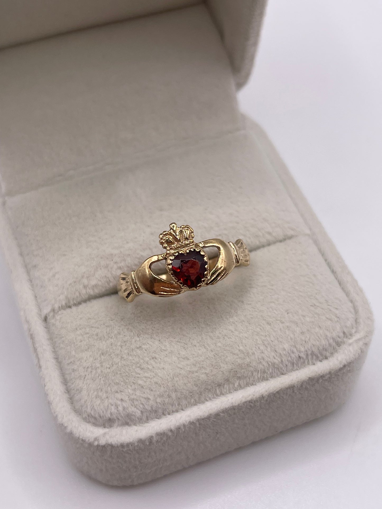 9ct gold garnet claddagh ring