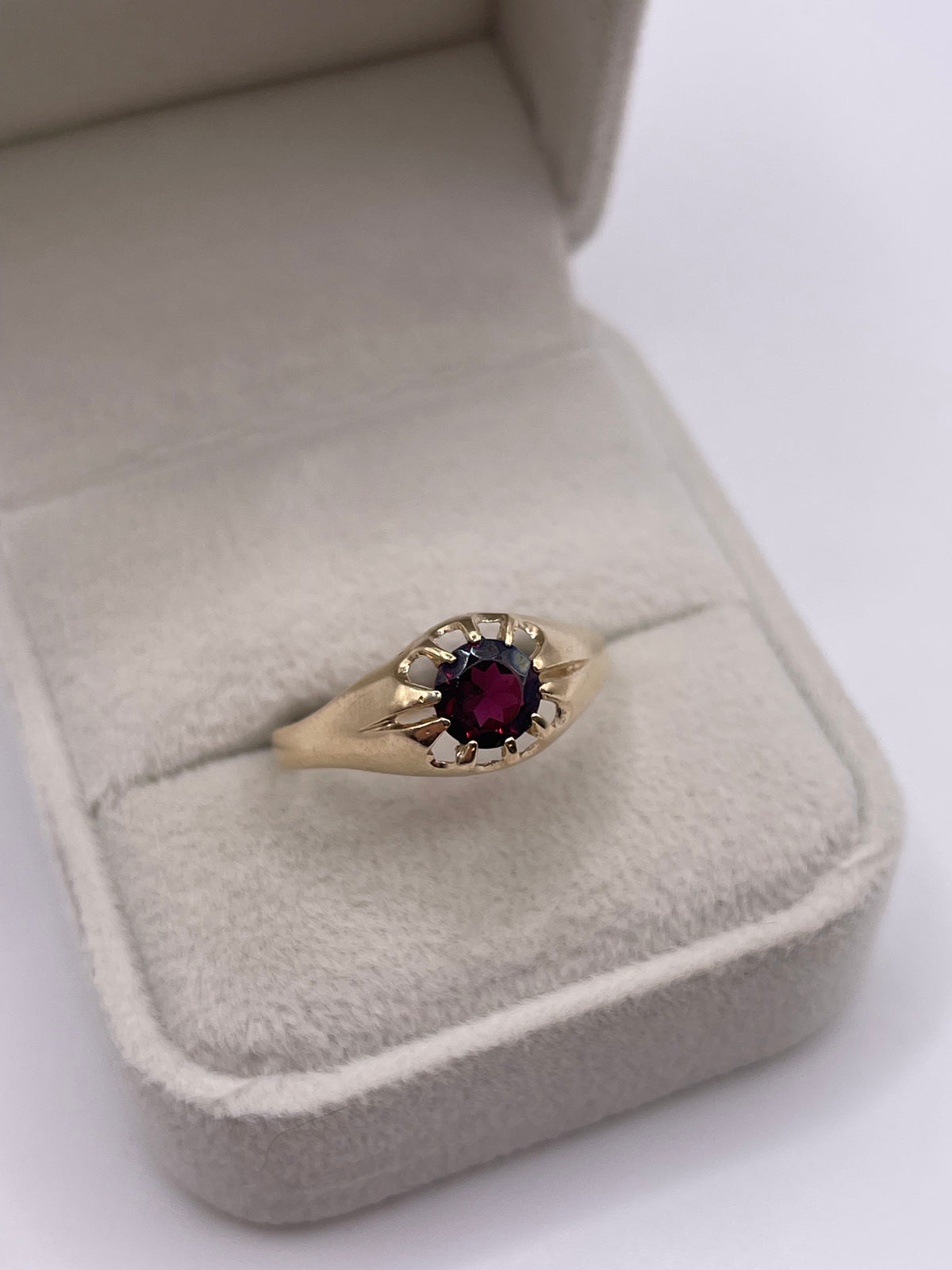 9ct gold garnet ring